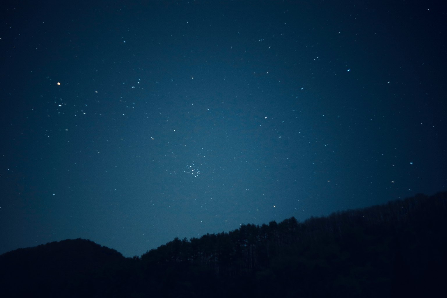星空与山的轮廓