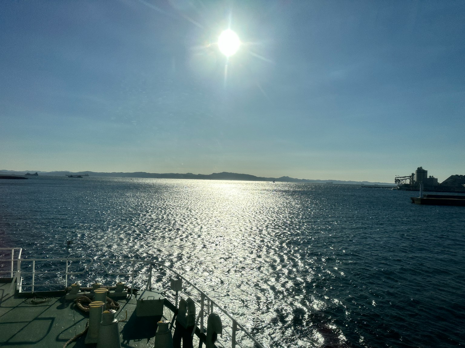 Matahari bersinar di atas laut dengan pantulan cahaya