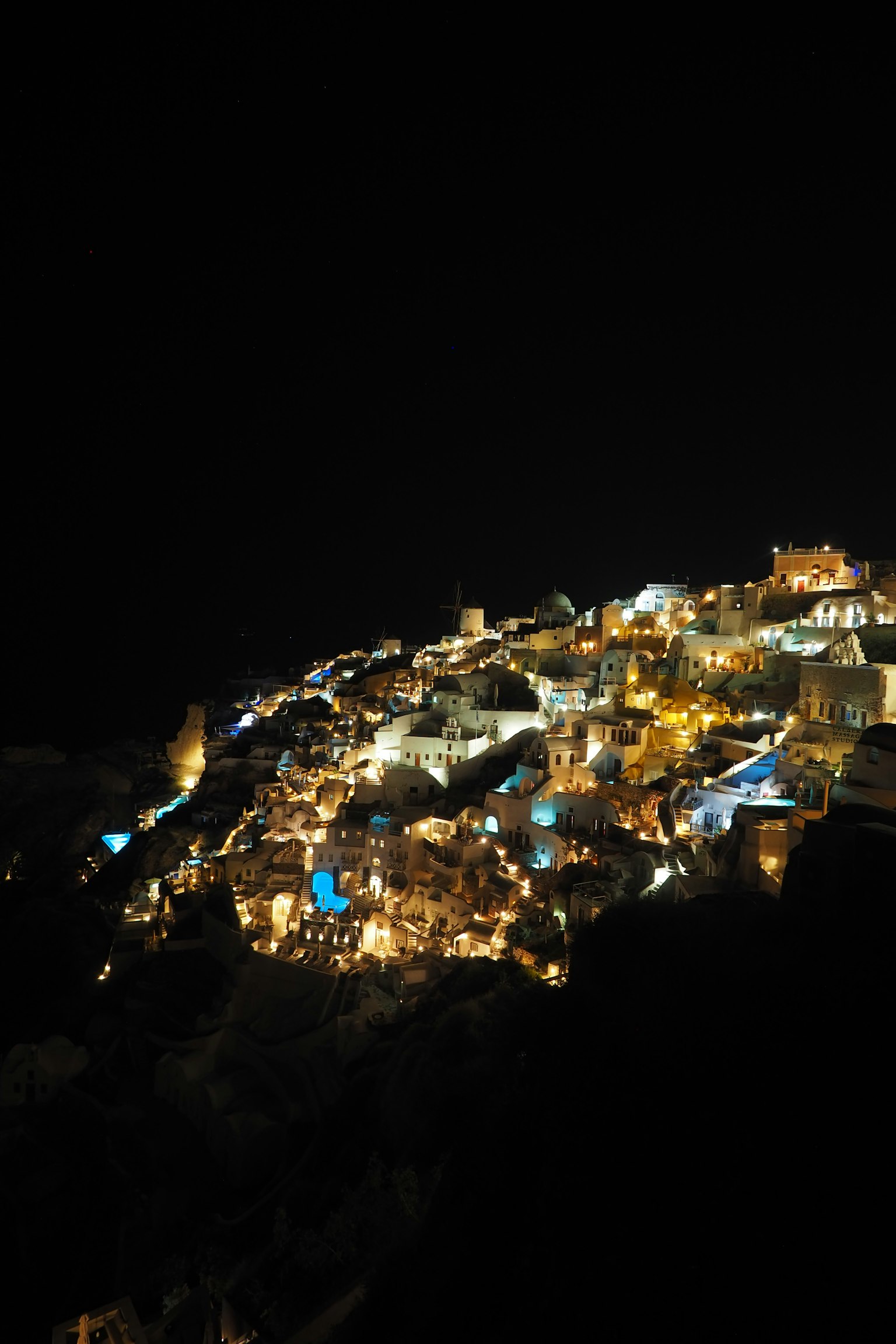 Una vista escénica de una ciudad iluminada por la noche con luces brillantes