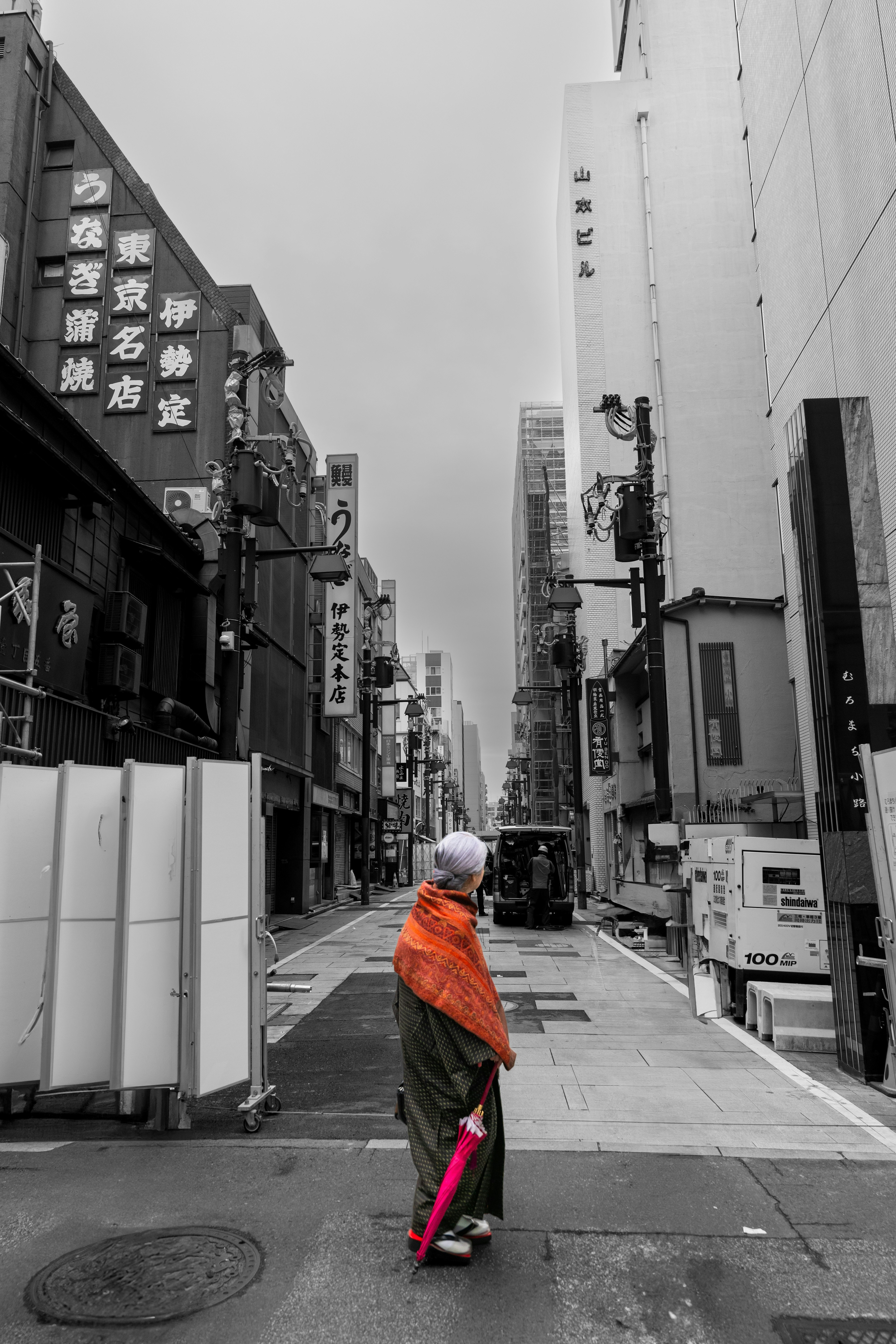 日本橋の路地を歩く人の後ろ姿
