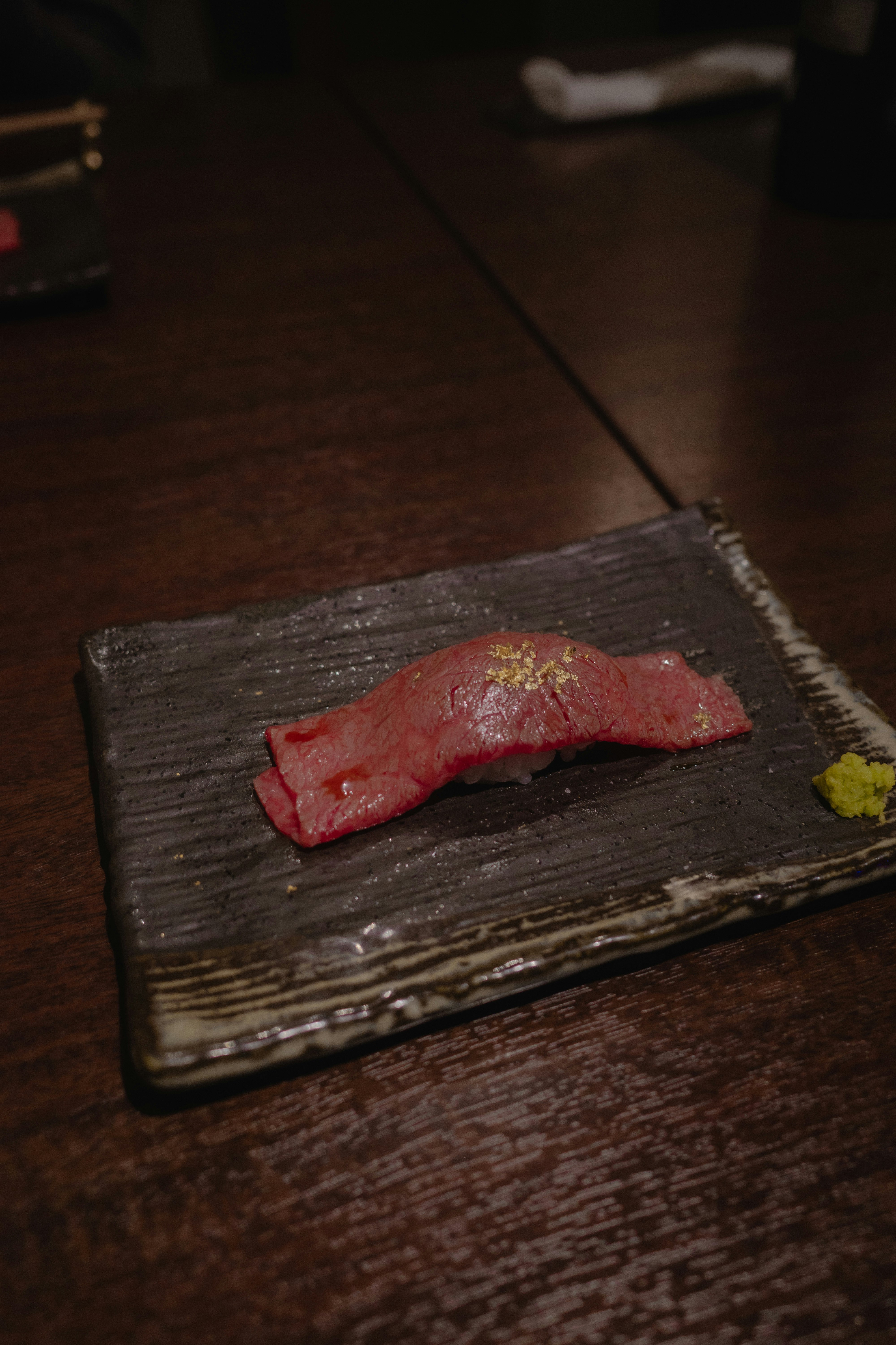 nigiri al tonno su un piatto di legno