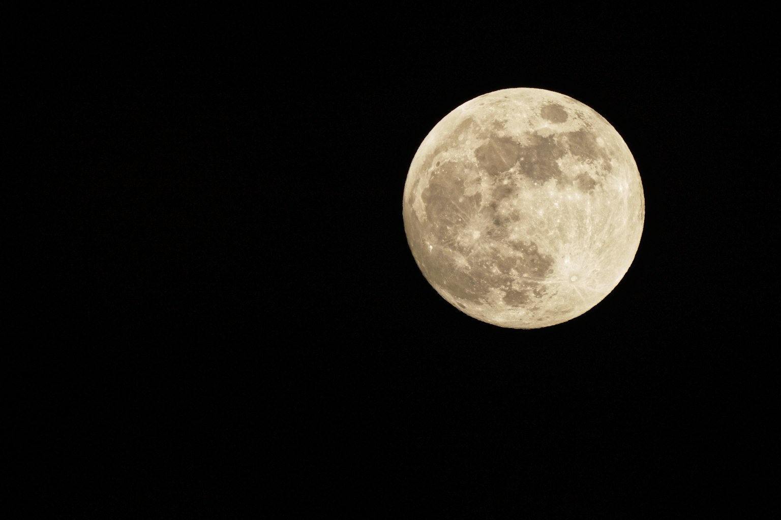 Primo piano di una luminosa luna piena nel cielo notturno