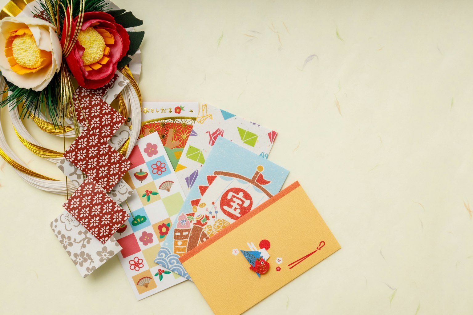 Adesivi colorati e carte disposte con una decorazione floreale
