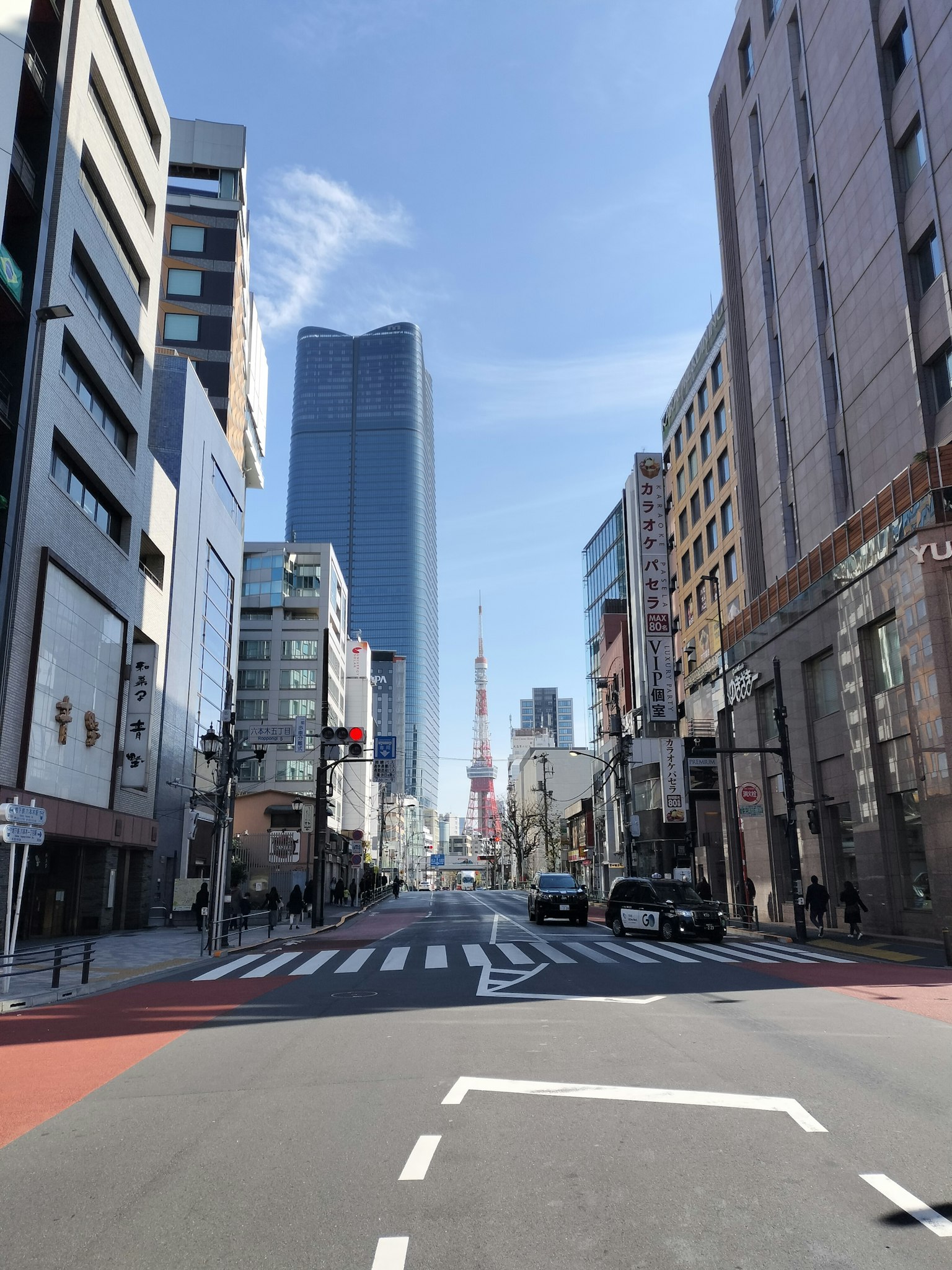 Vue de rue de la ville avec la tour de Tokyo en arrière-plan