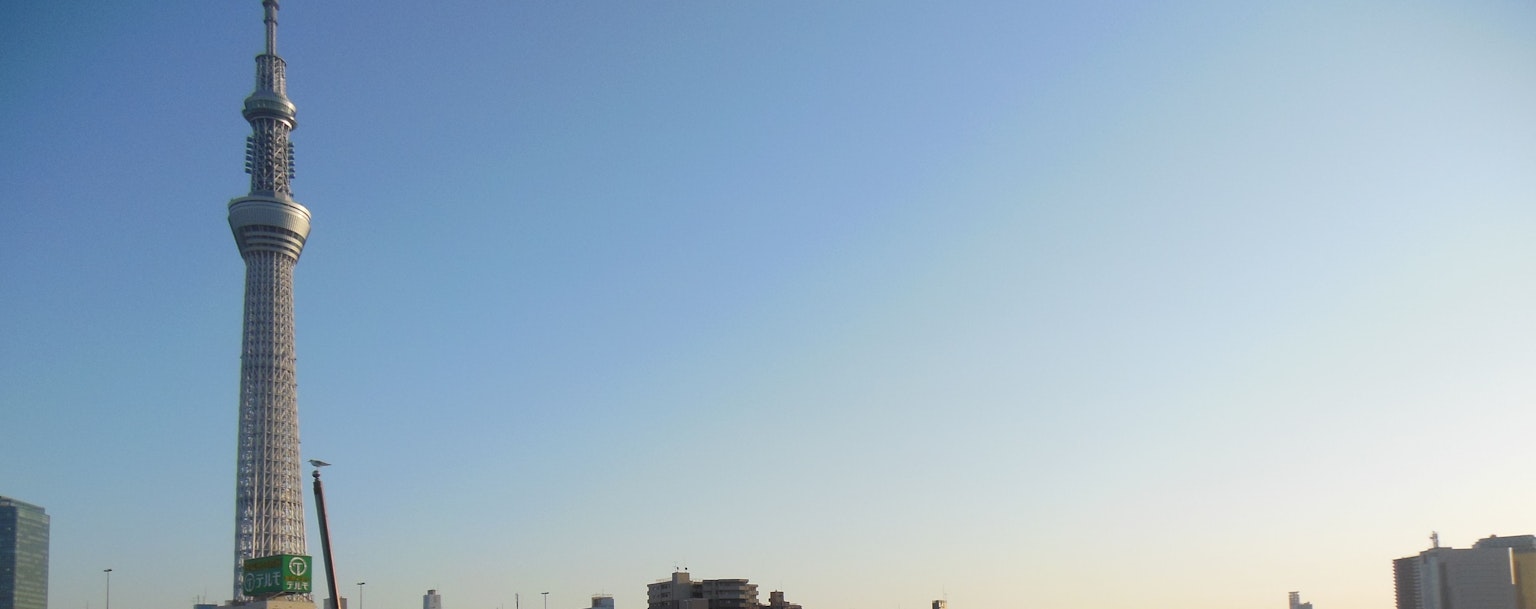 Tokyo Skytree contro un cielo blu chiaro