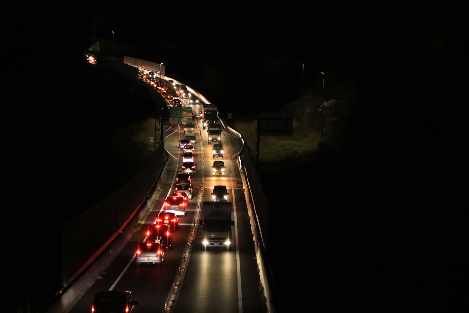 Congestione del traffico su un'autostrada di notte con luci posteriori illuminate