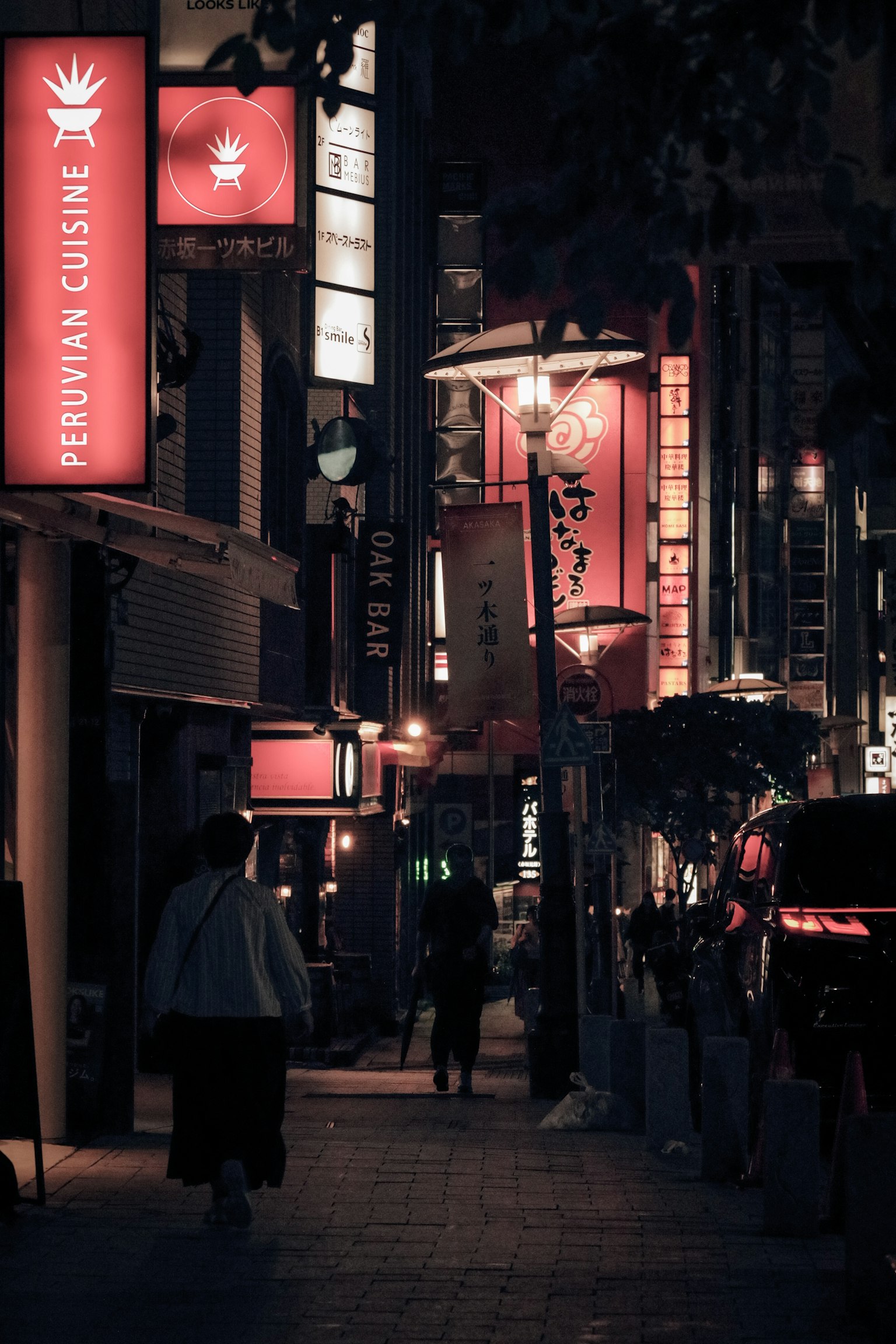 Pemandangan jalan malam dengan tanda merah dan pejalan kaki