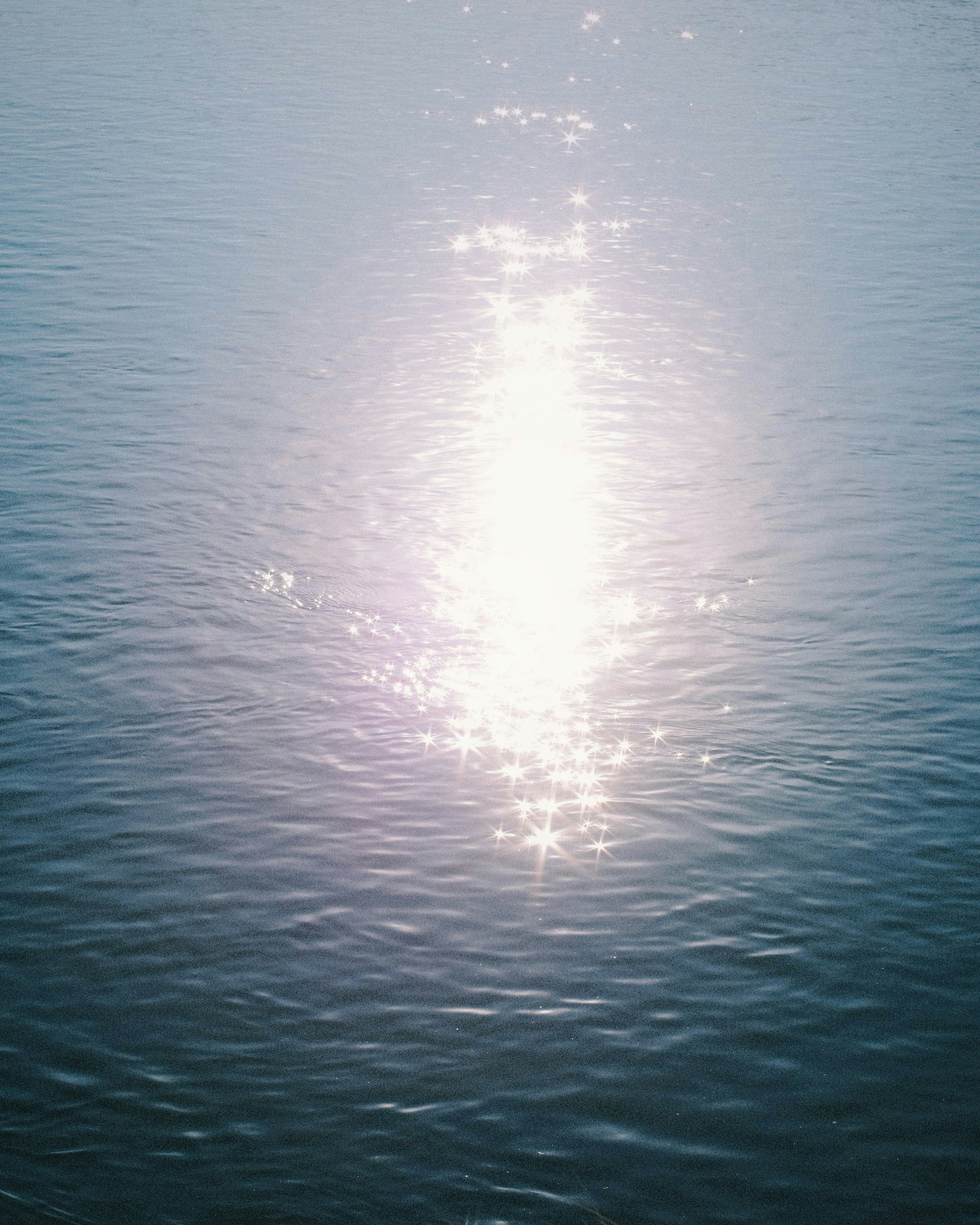 riflessi dell’alba sull’acqua calma