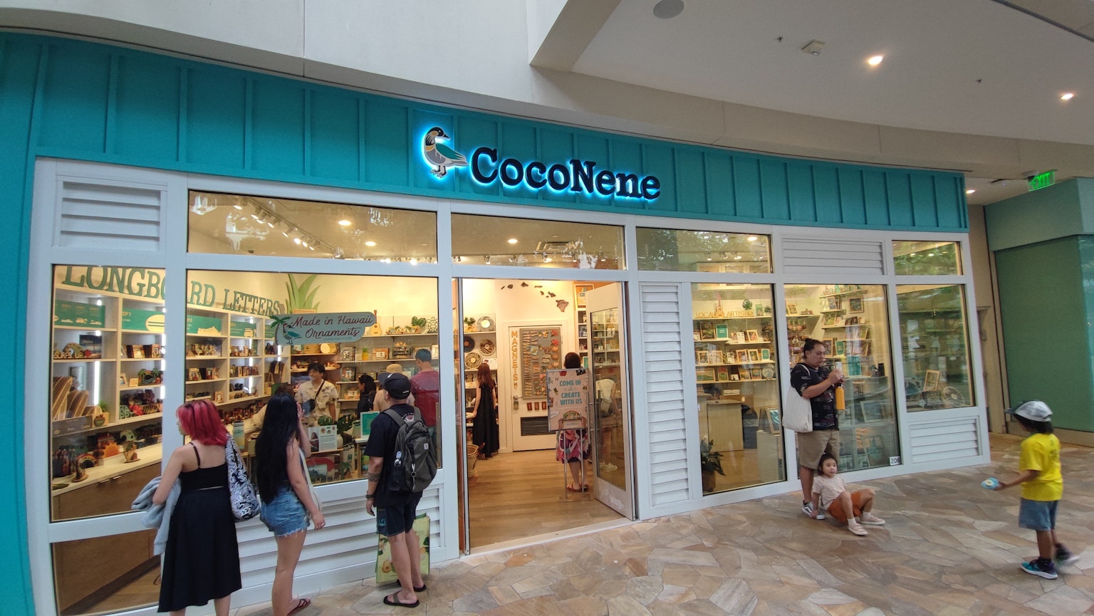 CocoNuts商店的外觀，特色是藍色招牌和明亮的內部