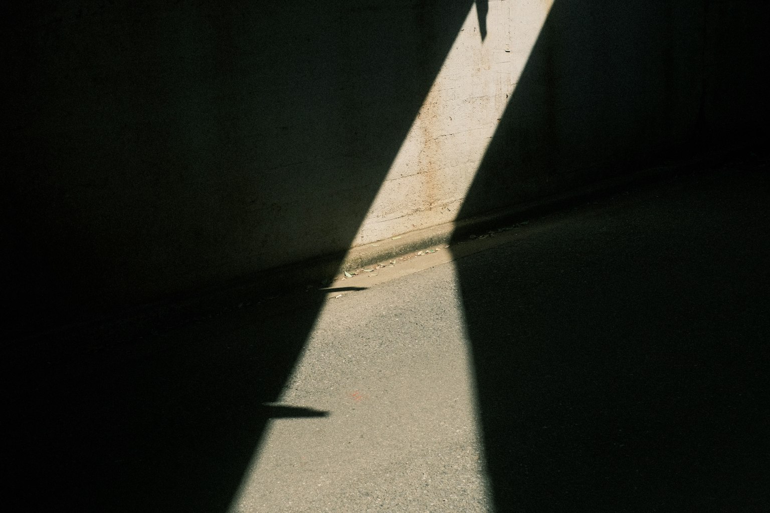 Haz de luz diagonal proyectando sombras en un espacio poco iluminado