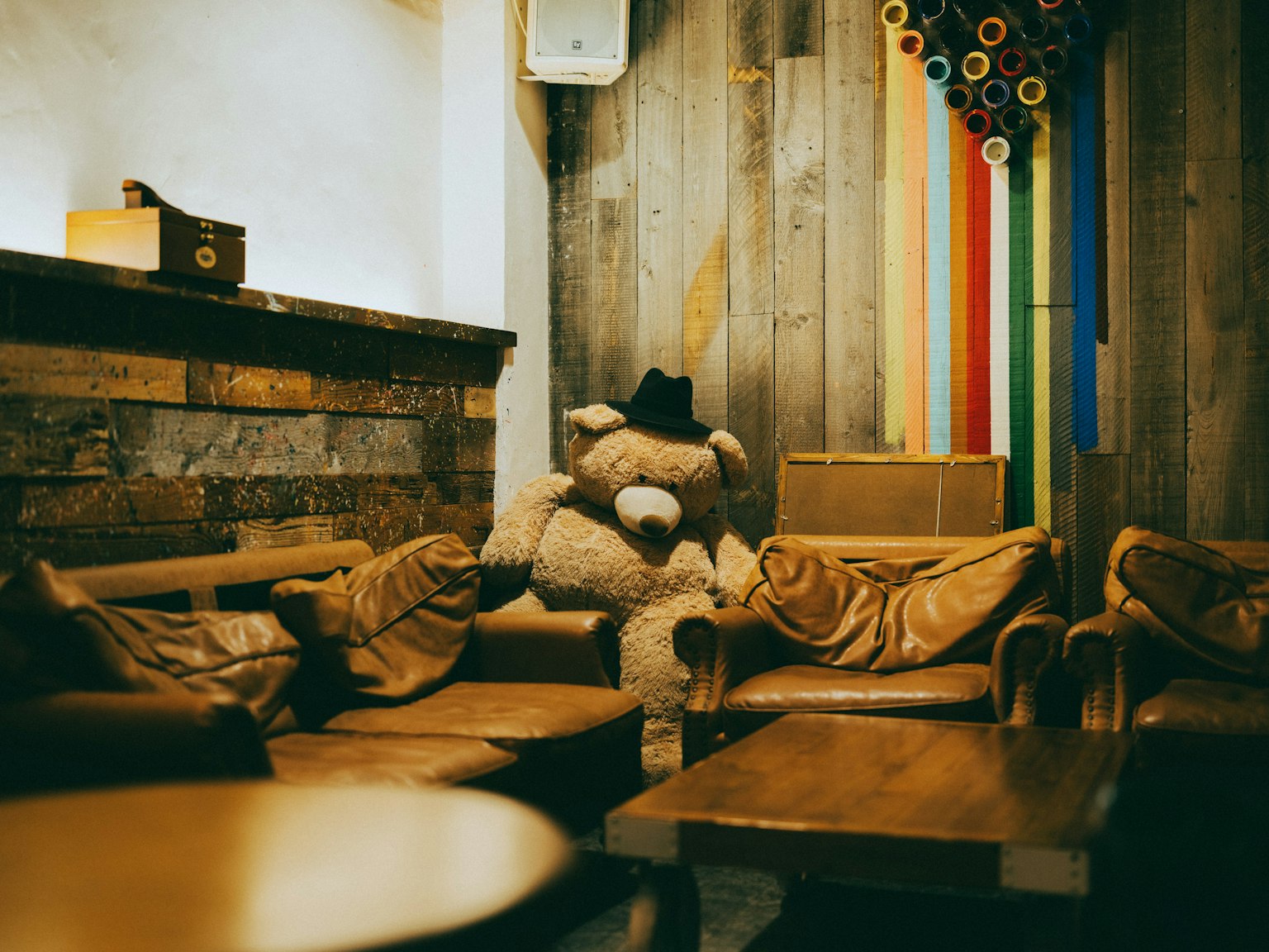 Gemütliches Café-Interieur mit Holzmöbeln und bunten Dekorationen