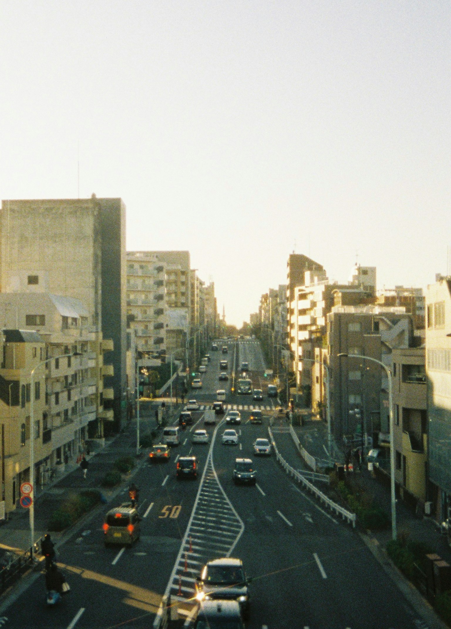 Vista urbana al tramonto con auto e edifici