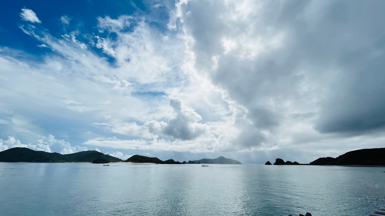 海洋的風景，藍天和雲彩在平靜的水面上反射