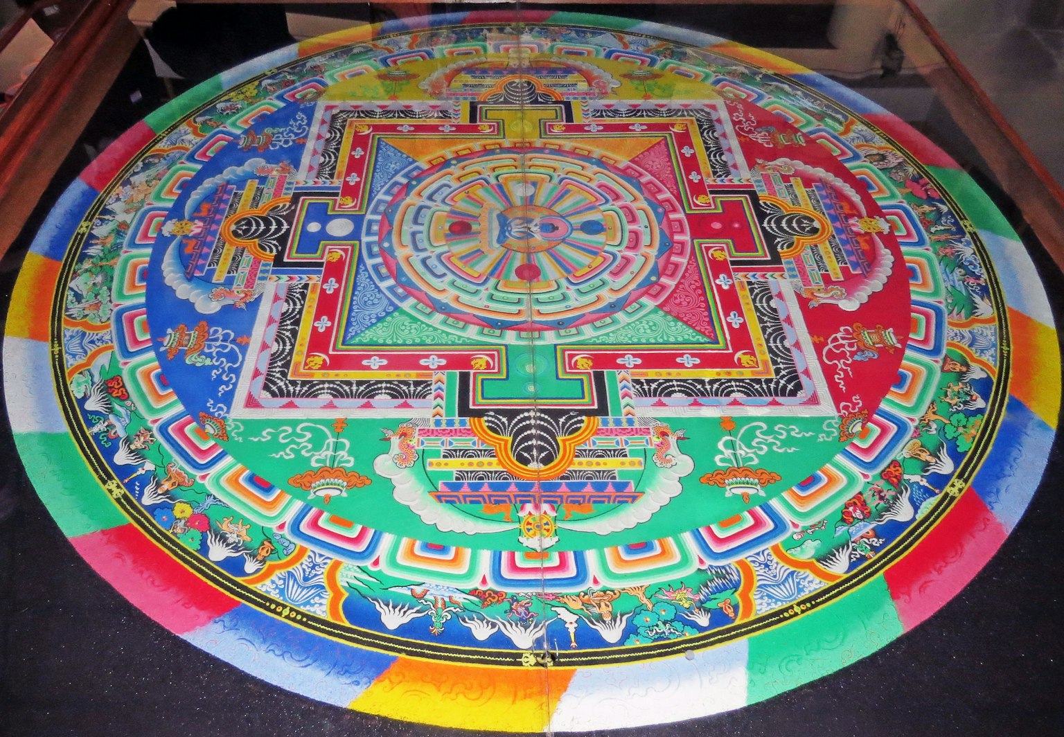 Diseño de mandala colorido con patrones intrincados y colores vibrantes