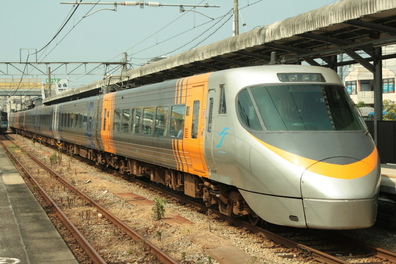 Train à grande vitesse moderne avec un design épuré à la gare
