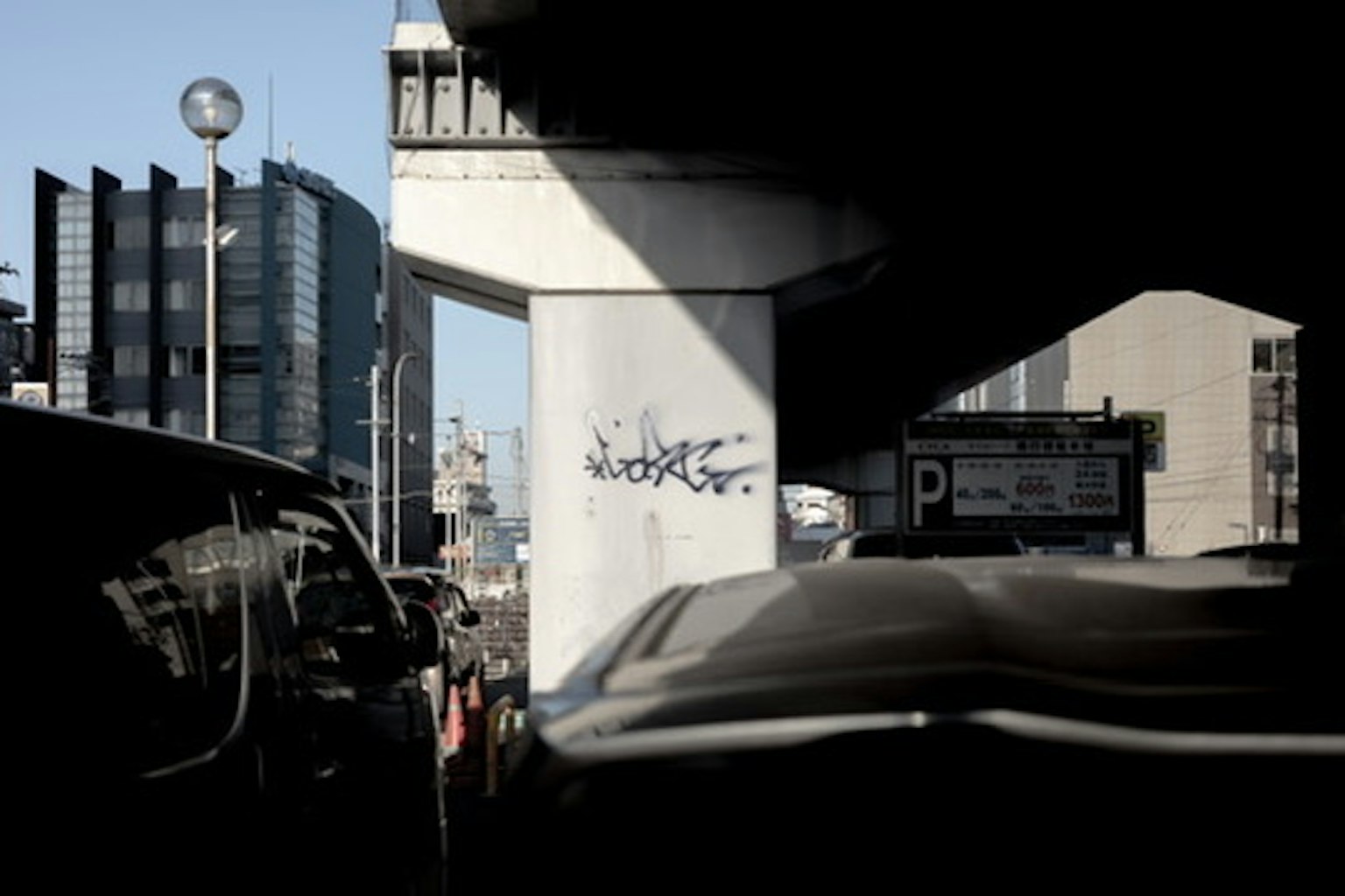 城市景觀中有塗鴉和車輛輪廓