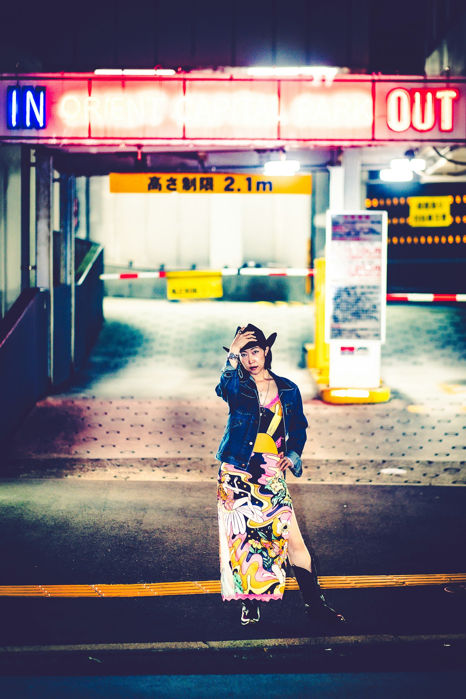 Foto di moda di una donna che posa sotto un'insegna al neon luminosa