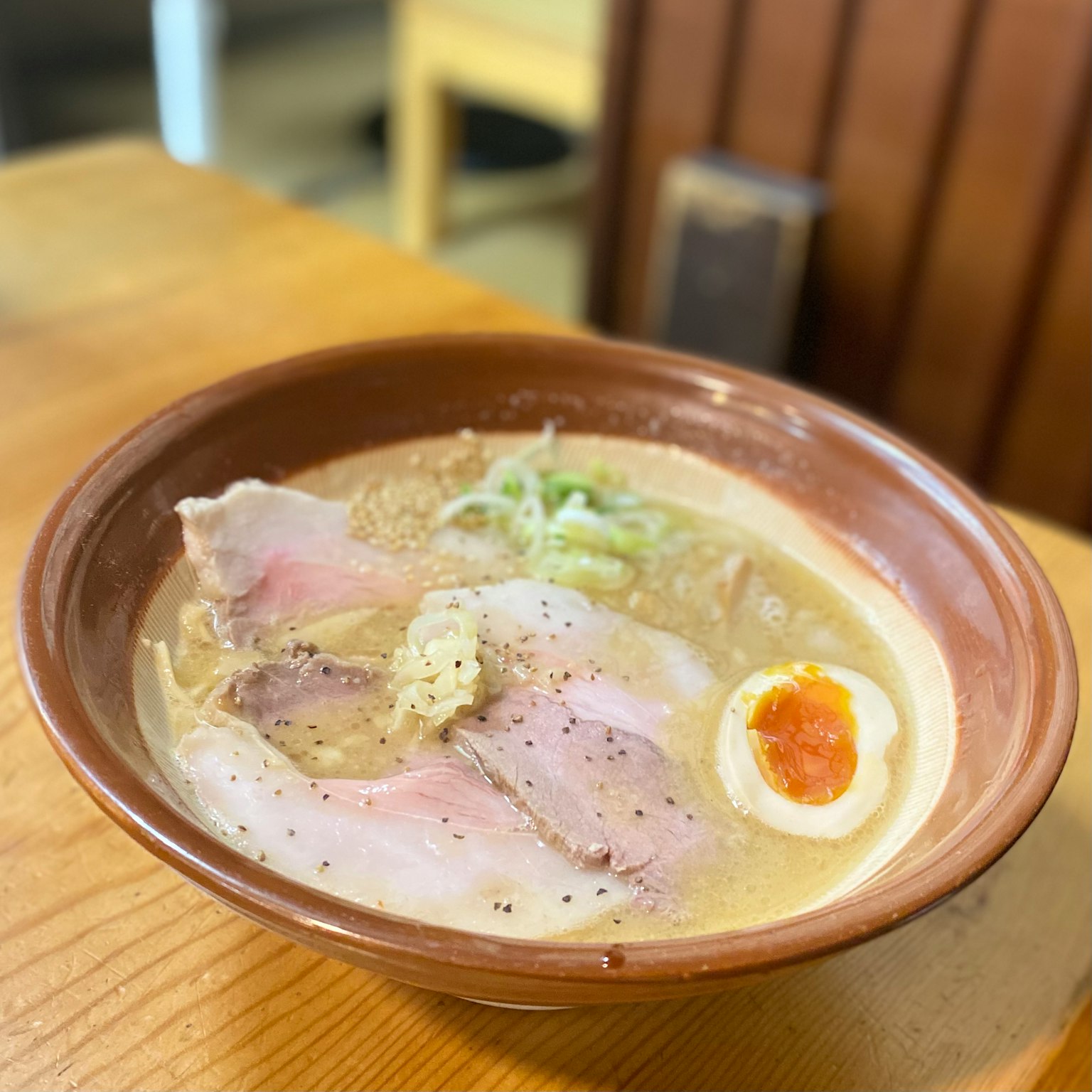 차슈와 반숙 계란이 담긴 라면 그릇