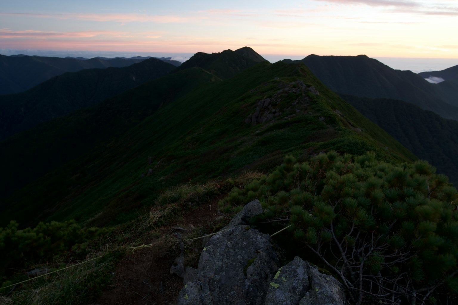 Bergkamm mit Sonnenuntergangshimmel