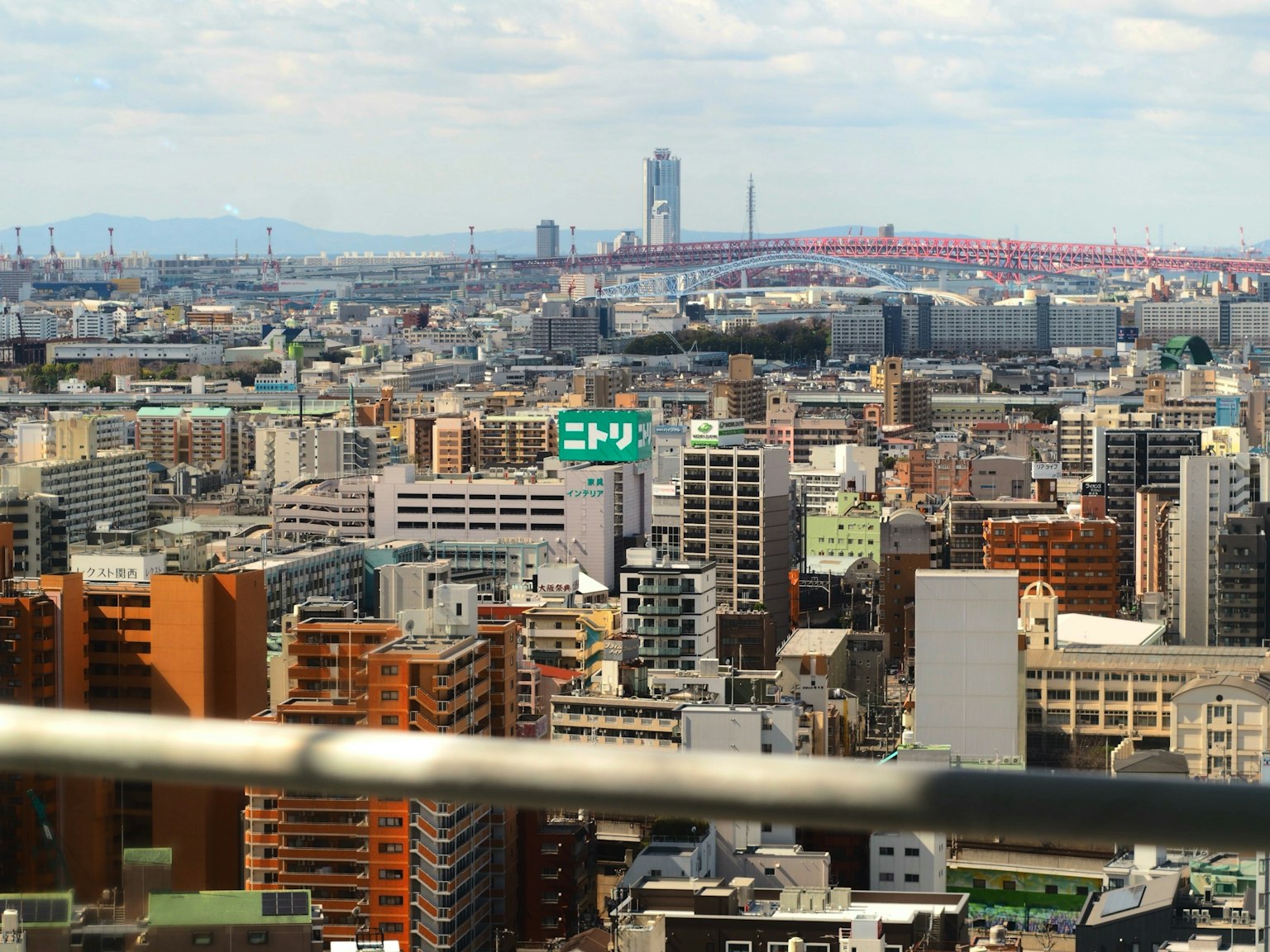 城市全景視圖顯示摩天大樓和橋