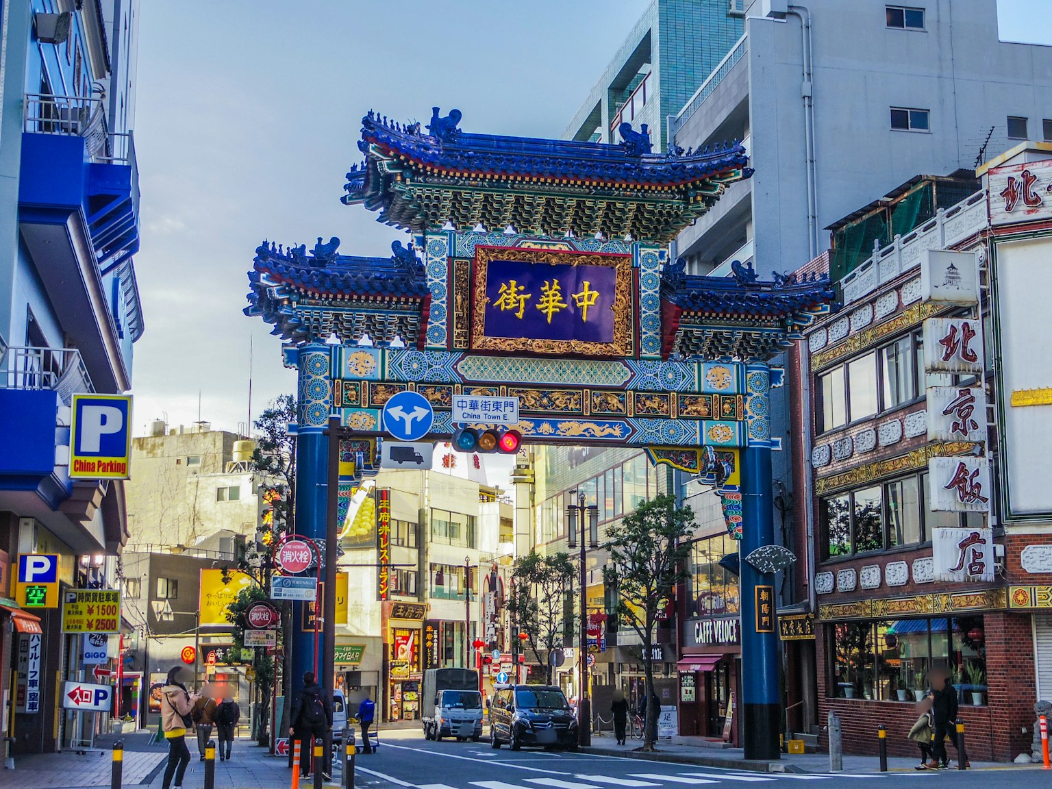 Cổng vòm sống động của khu phố Tàu Yokohama với các biển hiệu đầy màu sắc và cuộc sống đường phố nhộn nhịp
