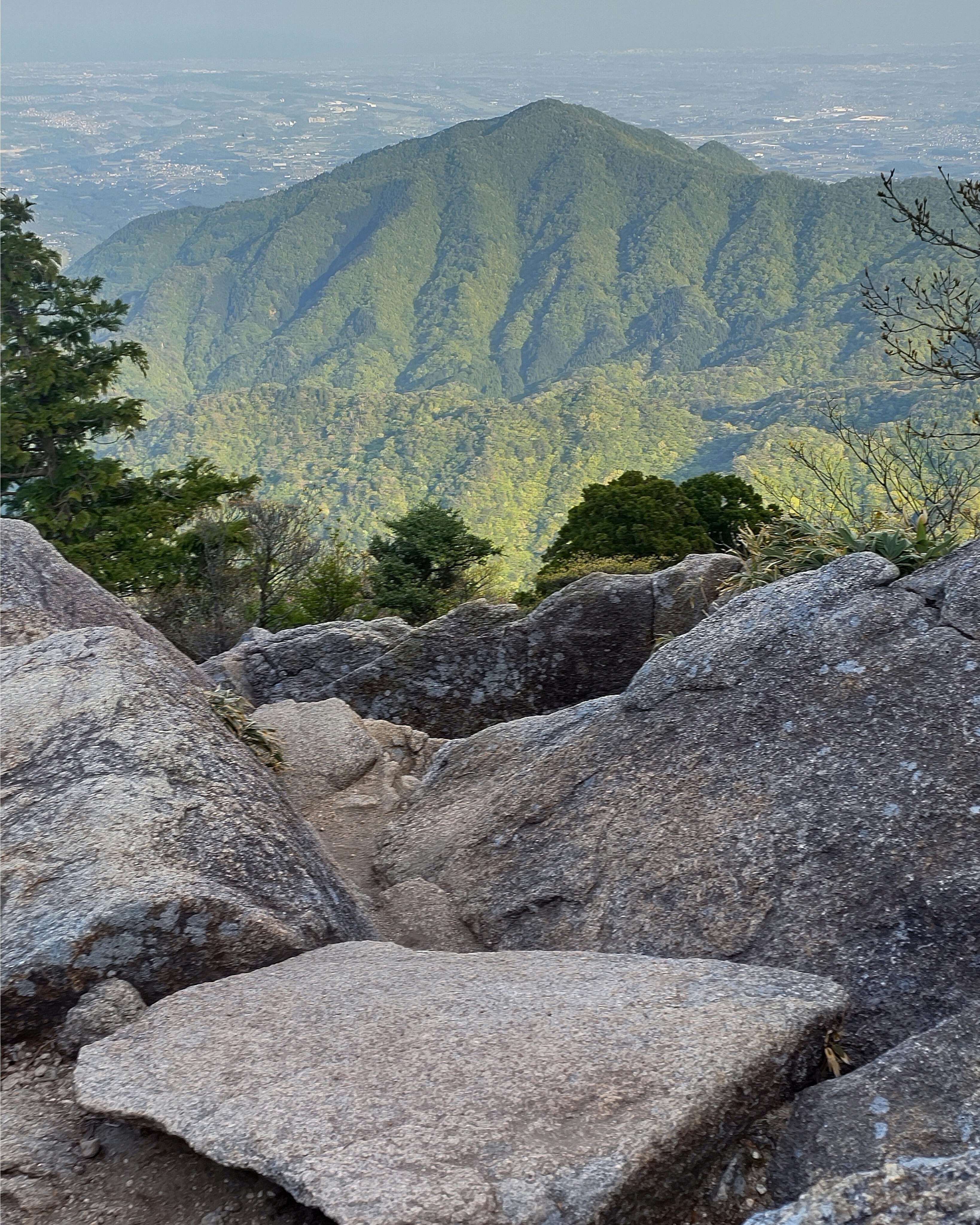 岩の稜線から見渡す山並みの景色