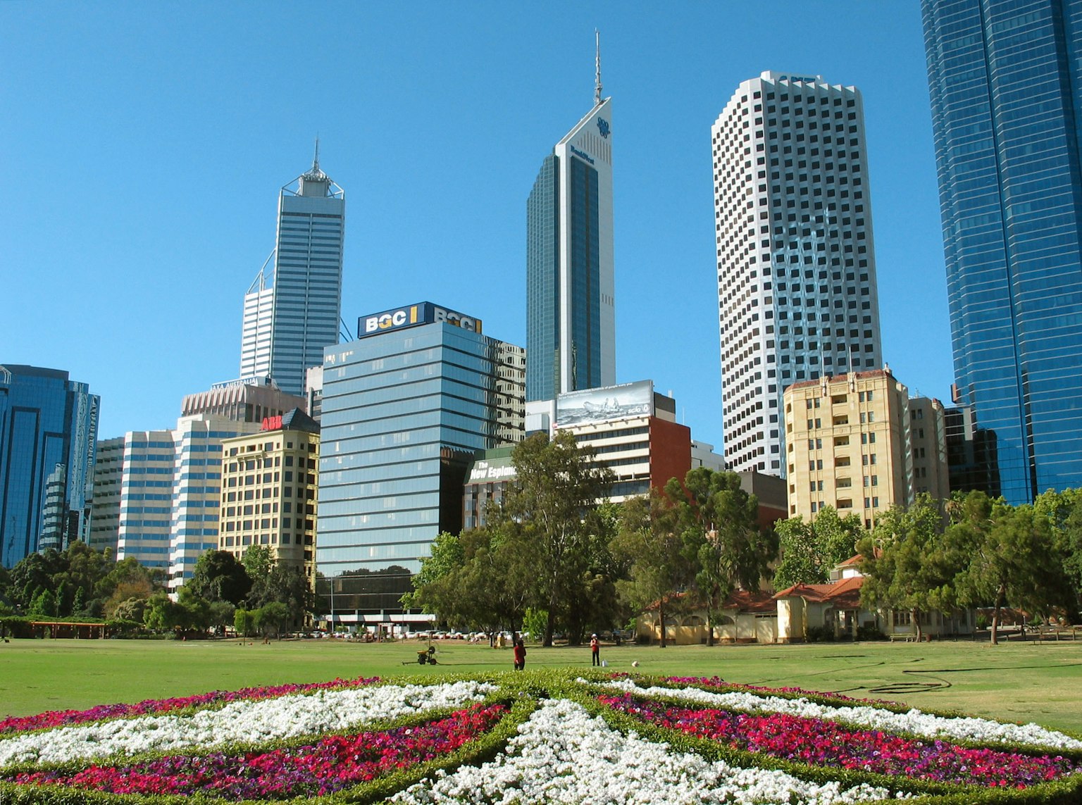 Skyline de Perth avec de grands immeubles et des parterres de fleurs colorés