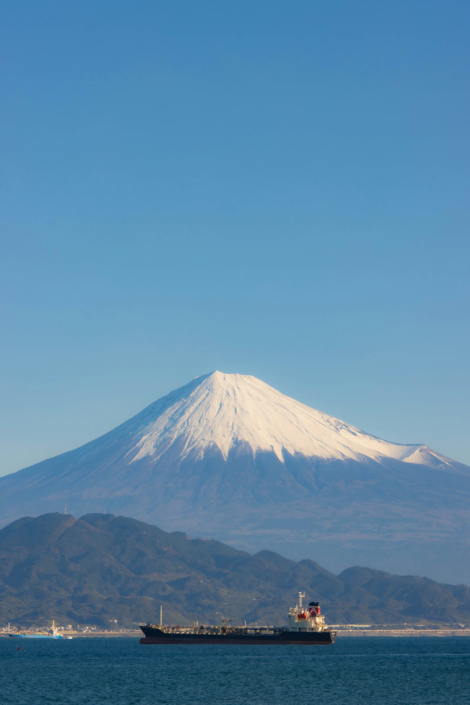 Vue du mont Fuji avec un bateau sur la mer