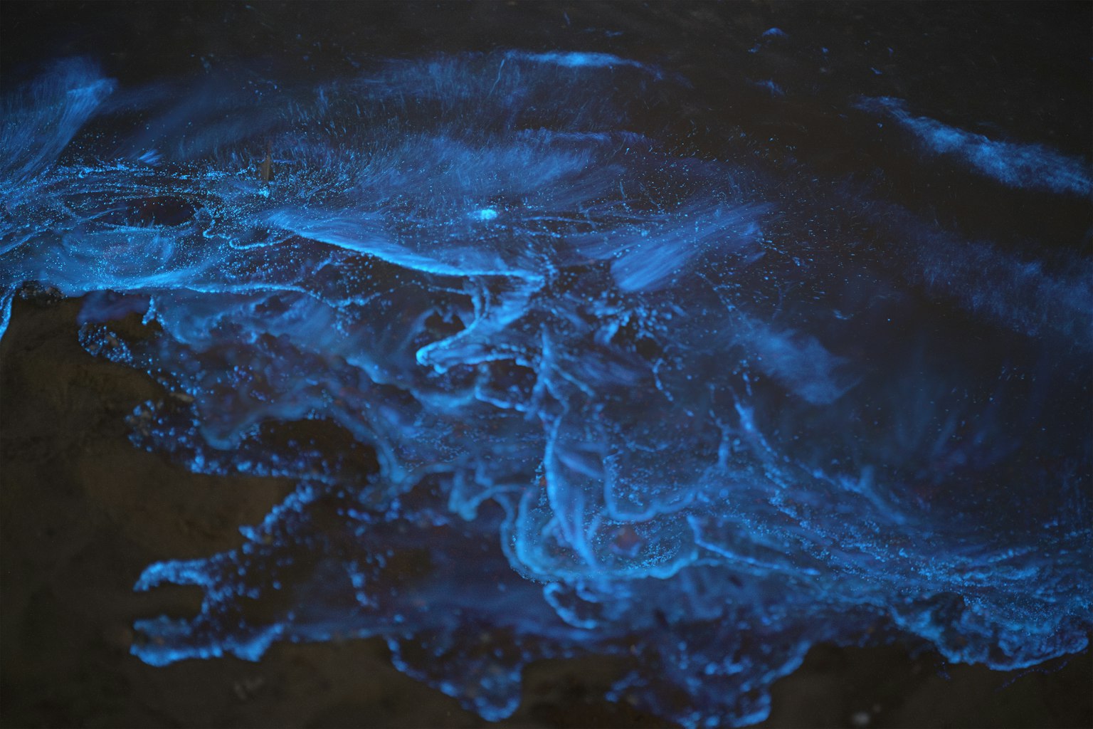 Blaue leuchtende Muster, die Ozeanwellen ähneln