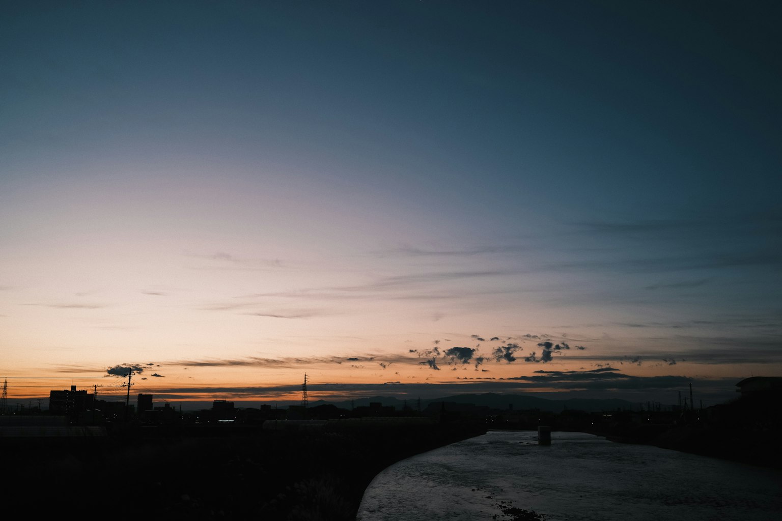 Hermosa vista del atardecer con cielo tranquilo