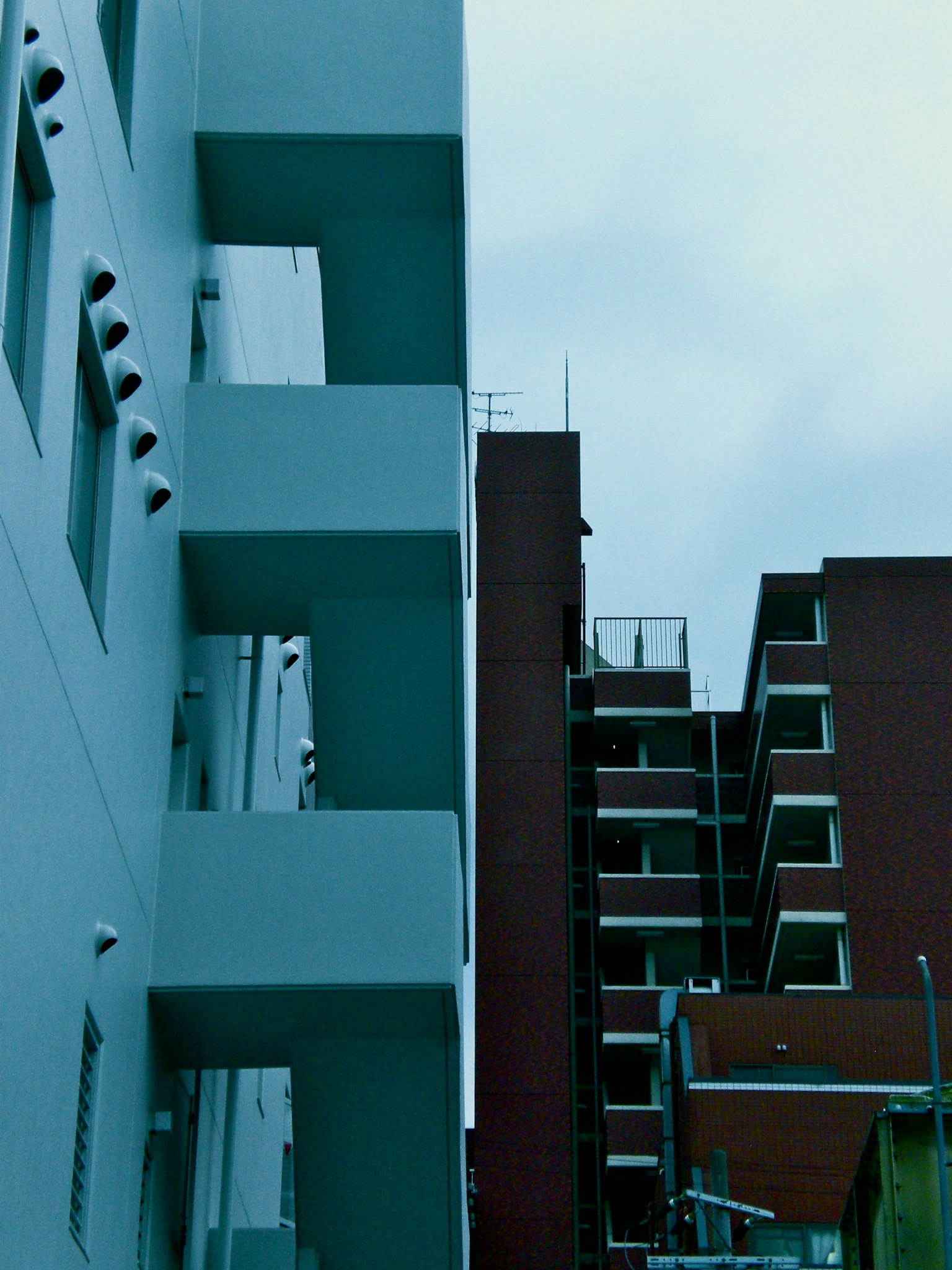 Paysage urbain avec un bâtiment bleu et une structure en briques