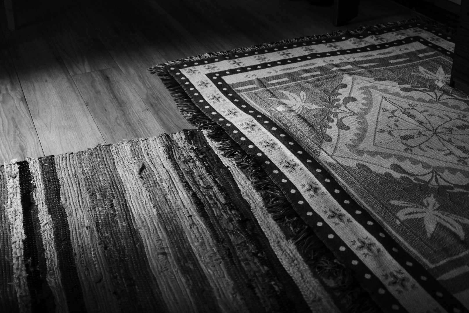 alfombra con patrón tipo botones desalineados sobre suelo de madera