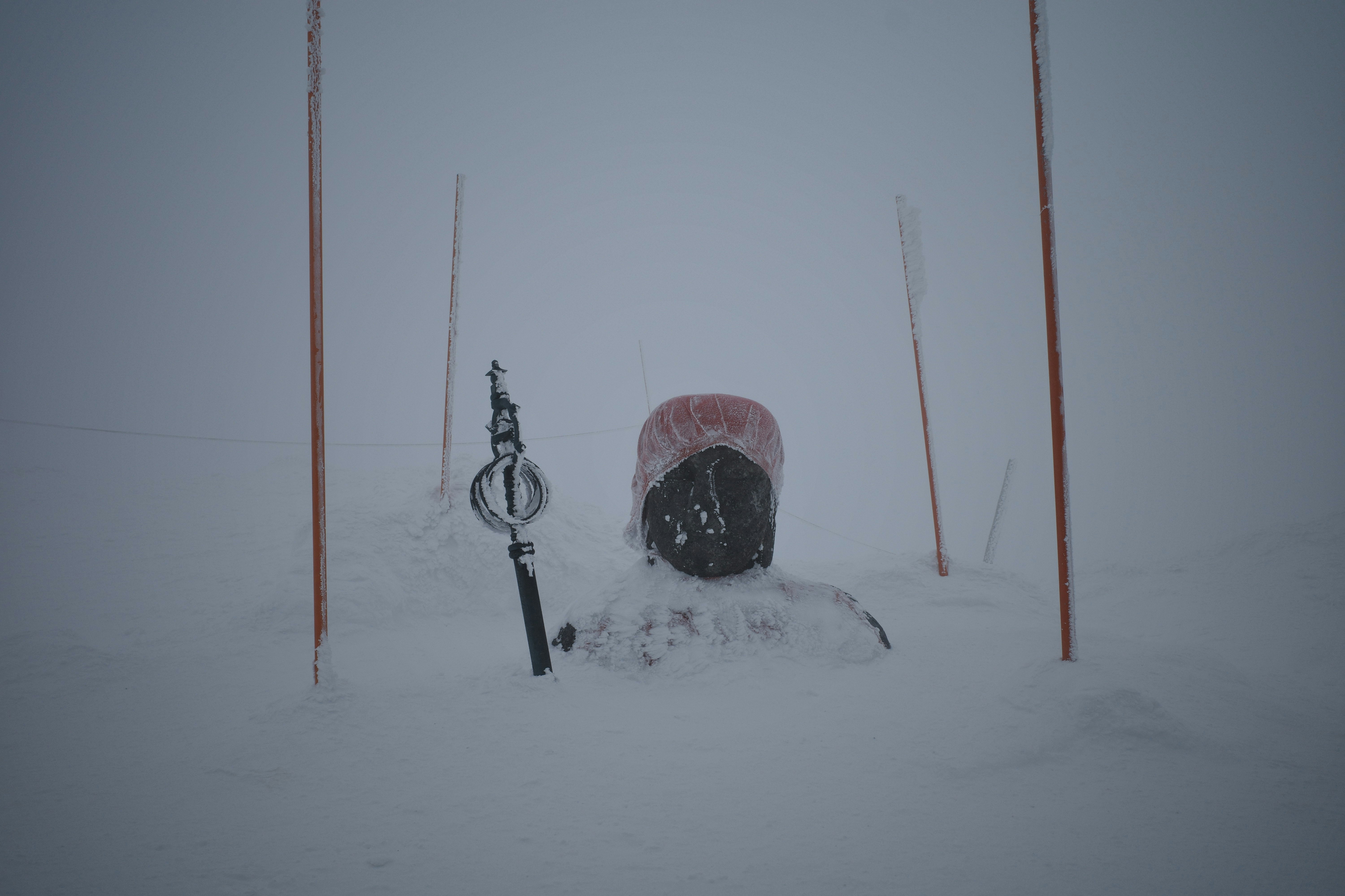 scena esterna innevata con una piccola luce e oggetti coperti di neve