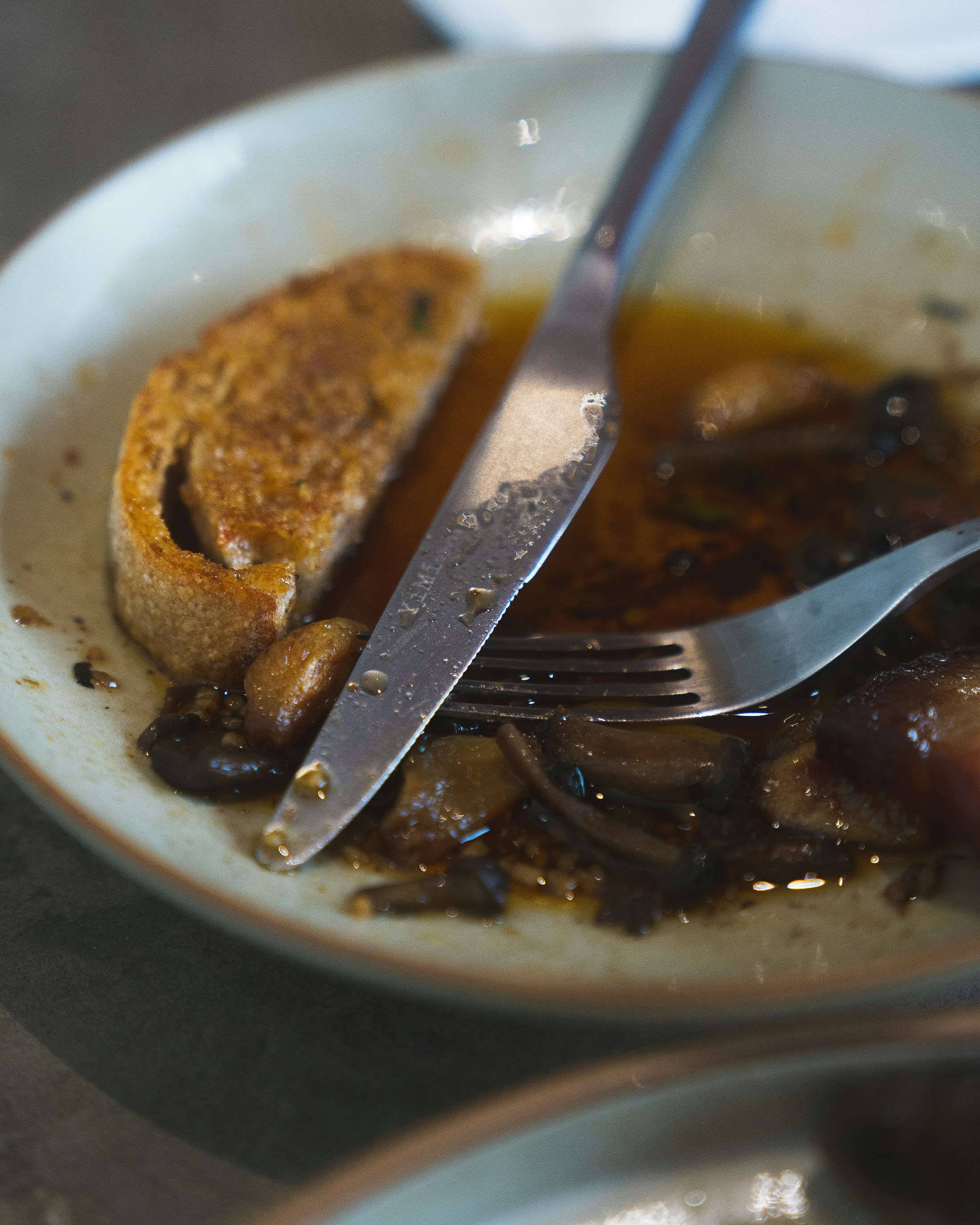 スプーンとフォークで食べかけのスープカレー