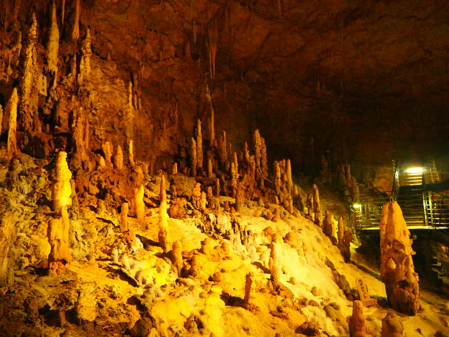 Höhleninneres mit beleuchteten Stalagmiten und Stalaktiten