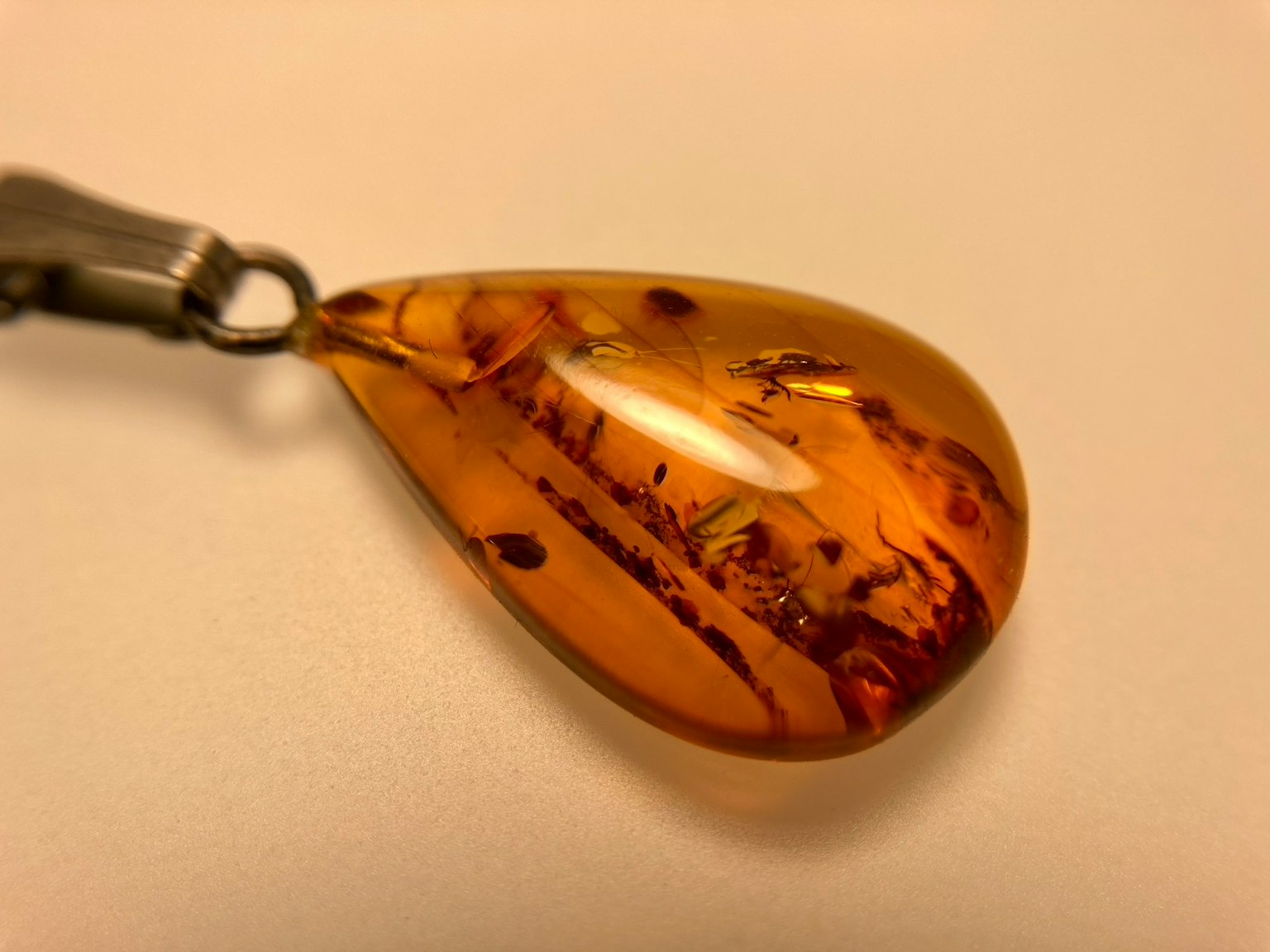 琥珀吊坠的特写图像