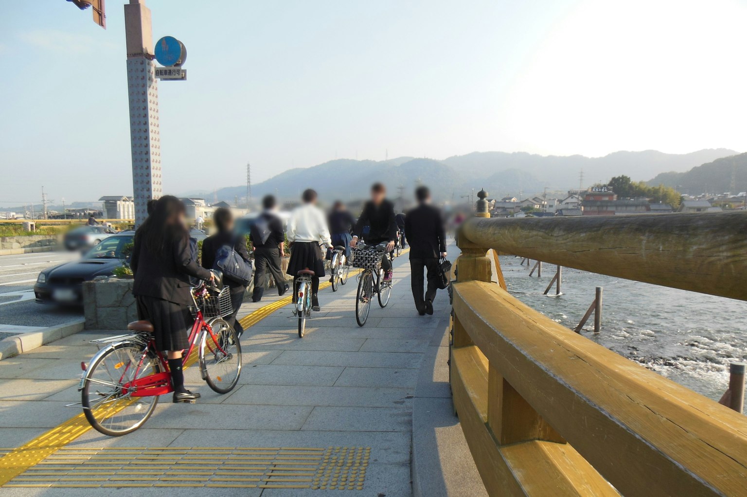 Persone in bicicletta lungo un sentiero fluviale