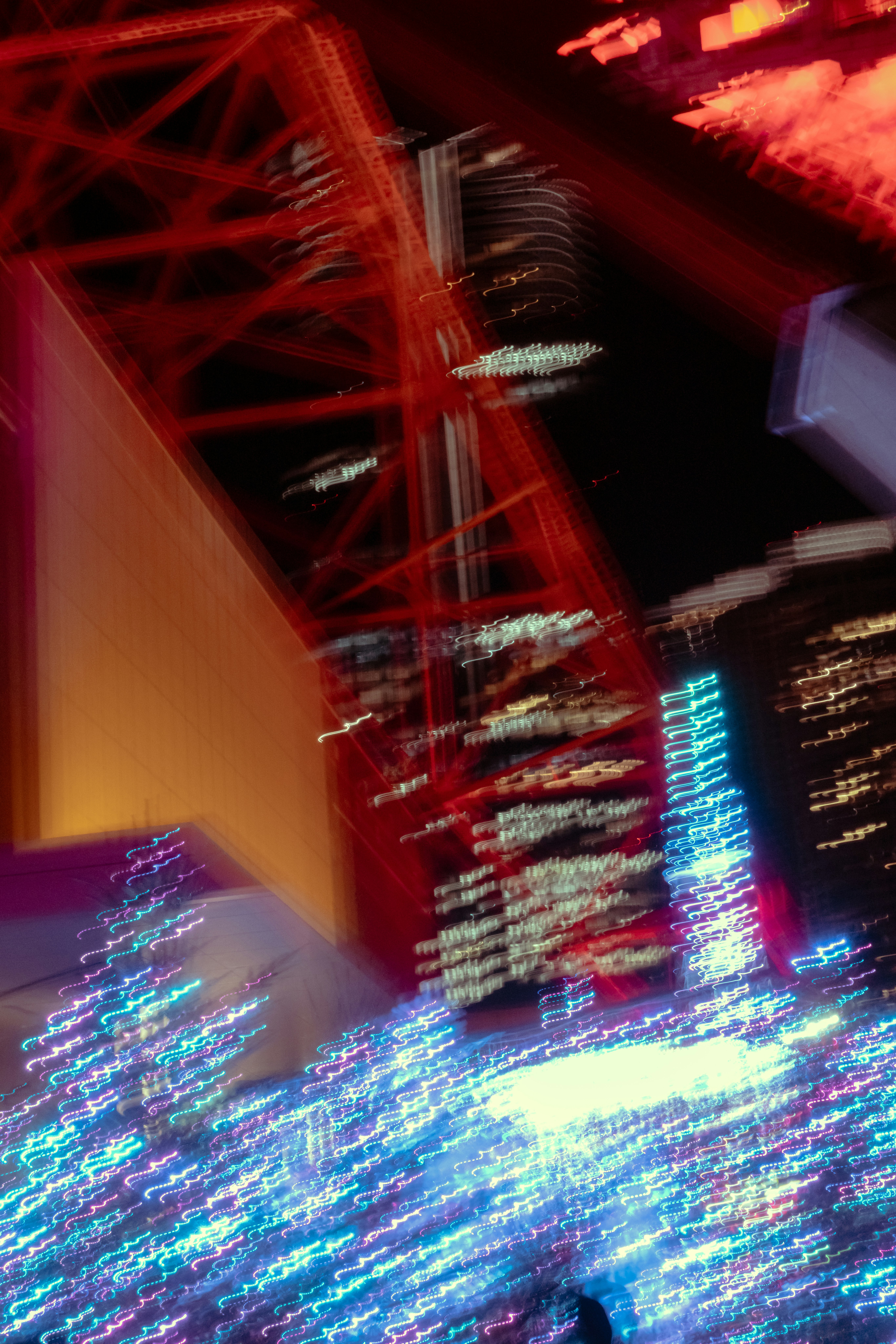 夜の高架とビル群のネオン光がにじむ都市の夜景