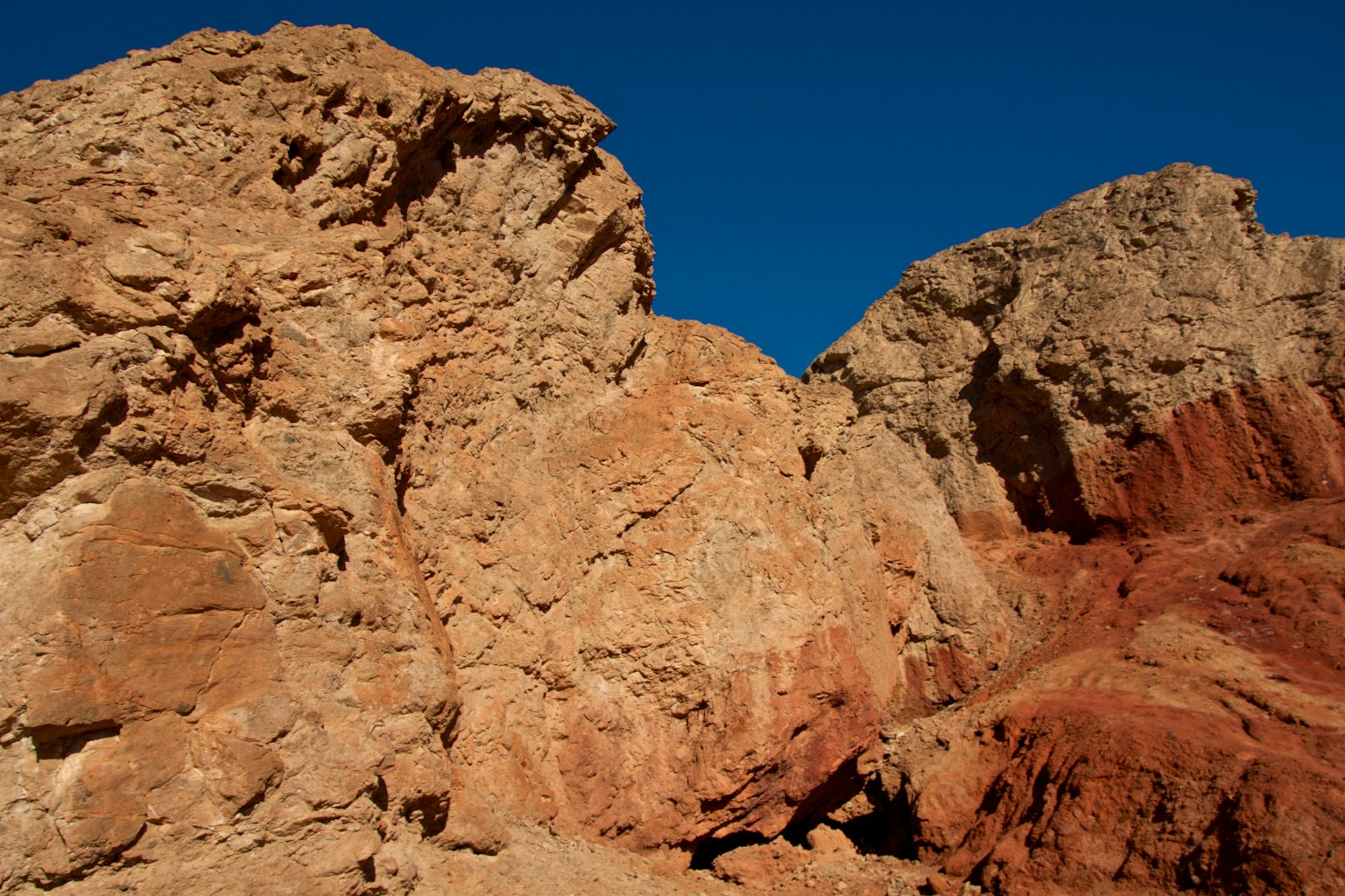 Formations rocheuses rouges sous un ciel bleu