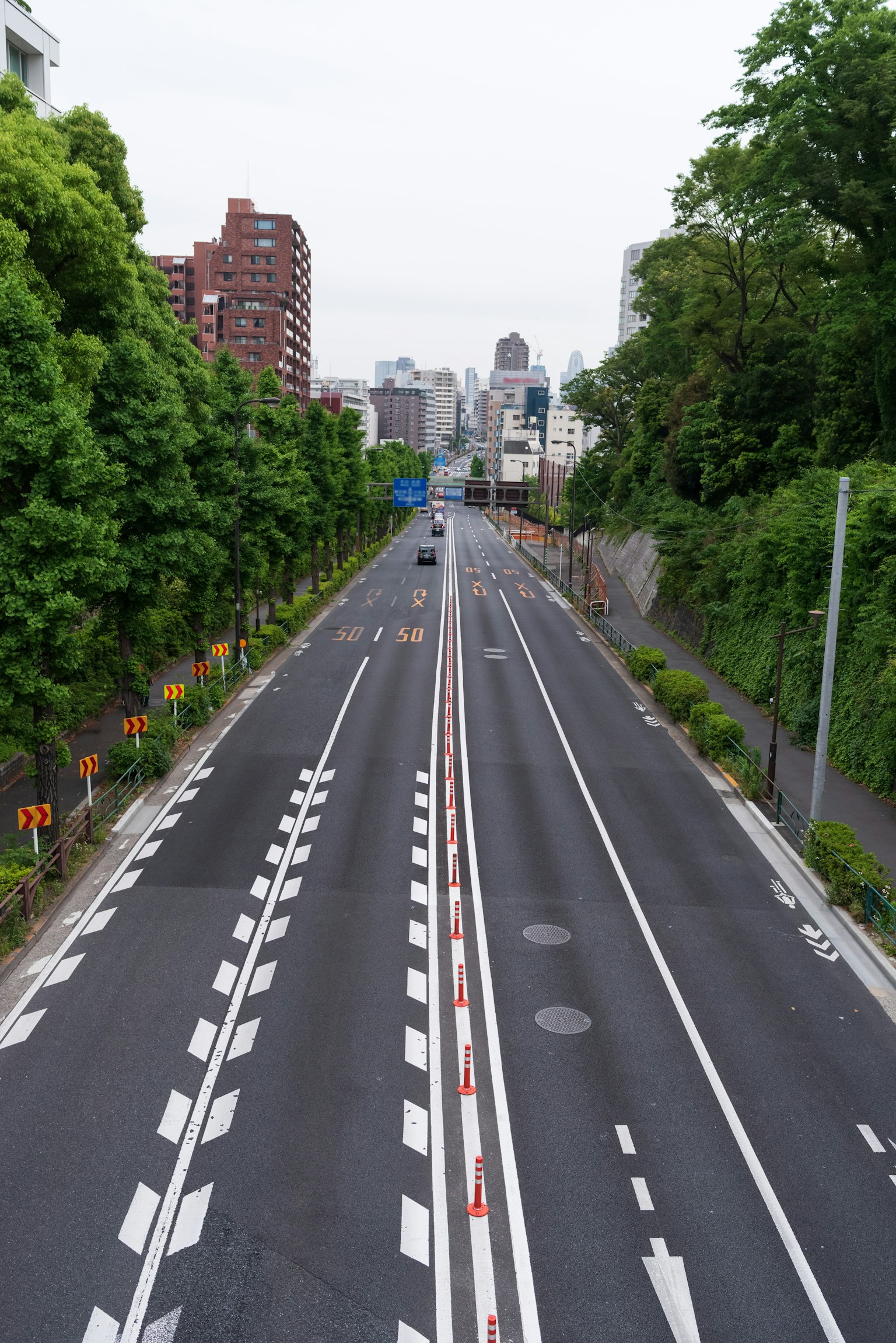 Vue aérienne d'une route urbaine bordée de verdure et de bâtiments