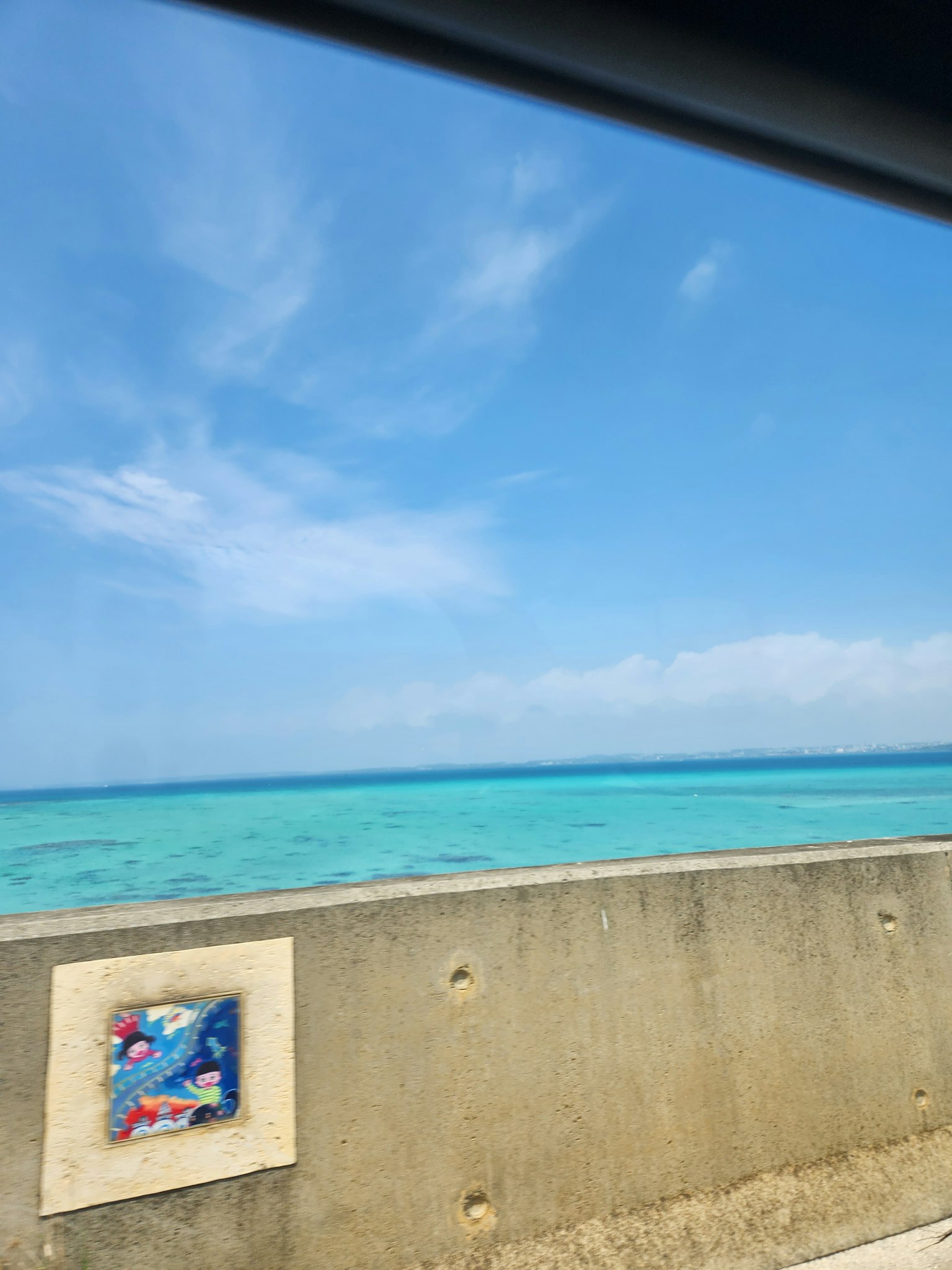 海岸風景，展現生動的藍色海洋和天空