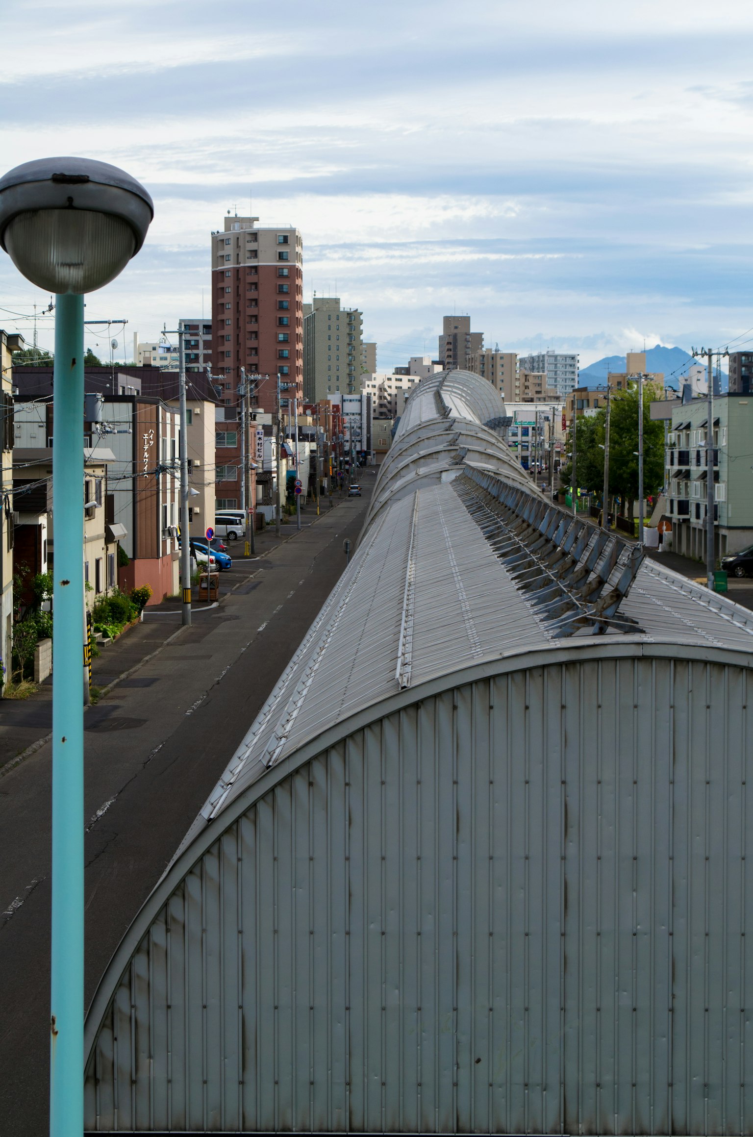Blick auf eine Straße mit einem überdachten Weg und Stadtgebäuden