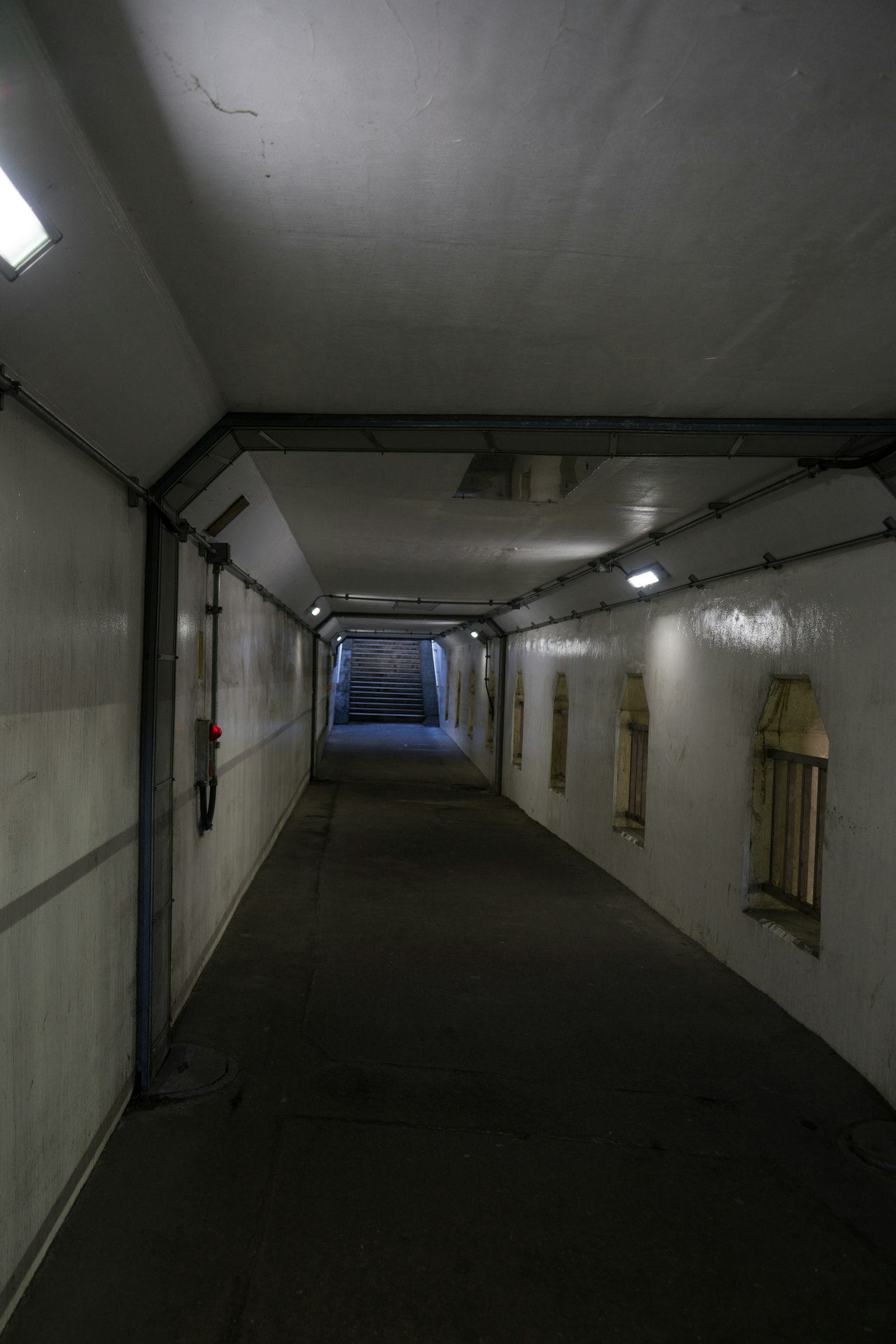 Interior terowongan panjang dengan pencahayaan terang