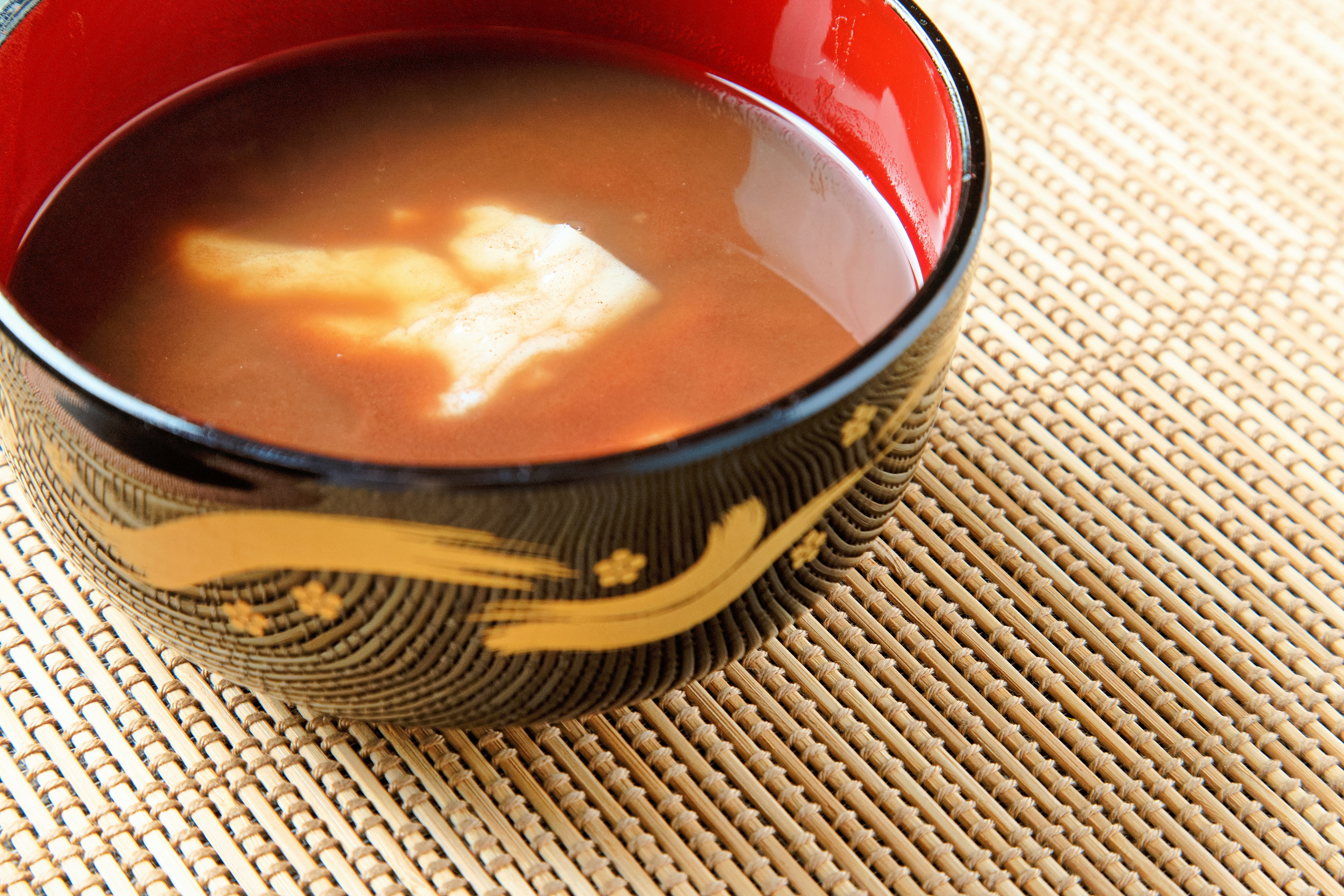 お汁粉の入った椀と餅の甘味