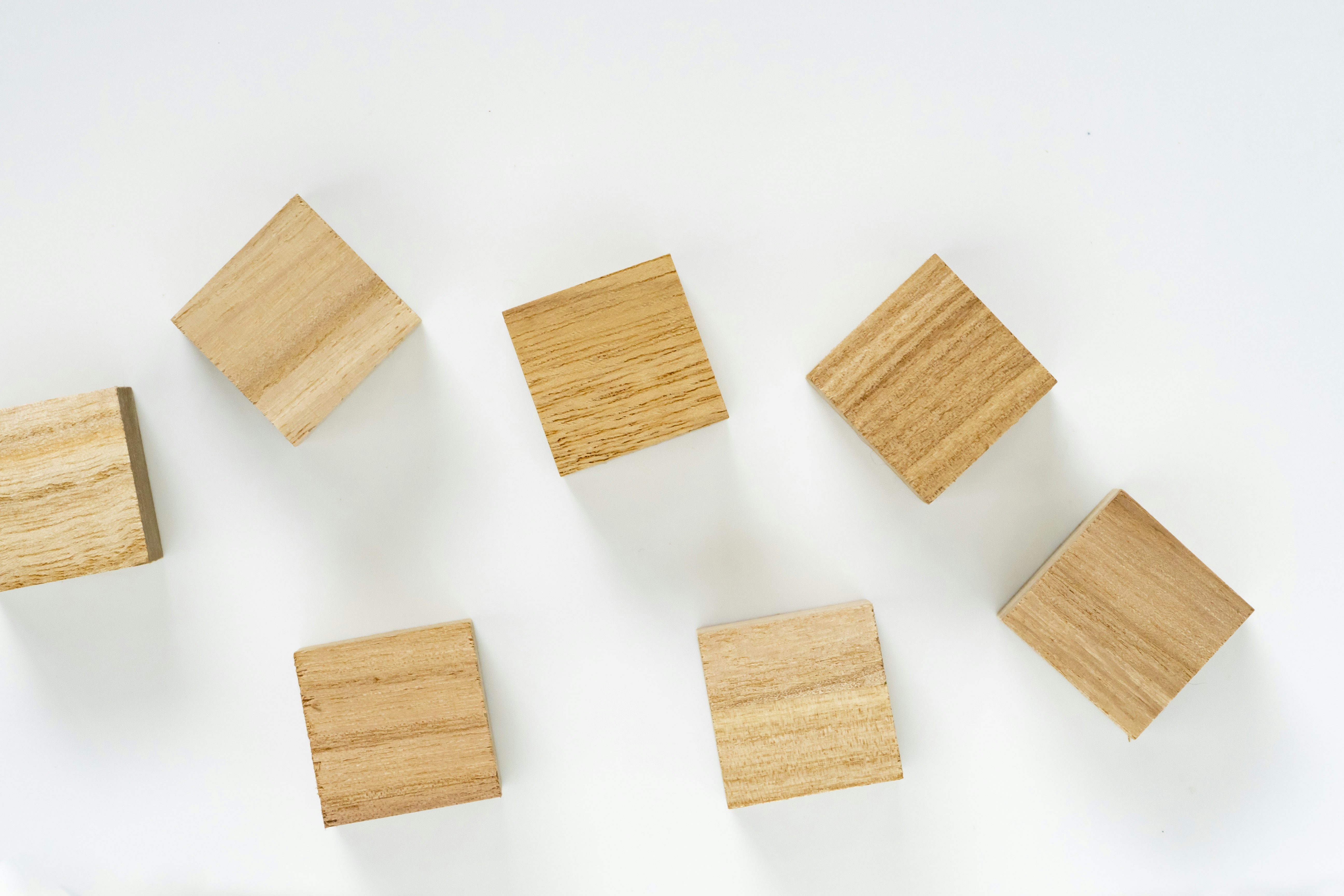 piastrelle quadrate in legno con venature su sfondo bianco