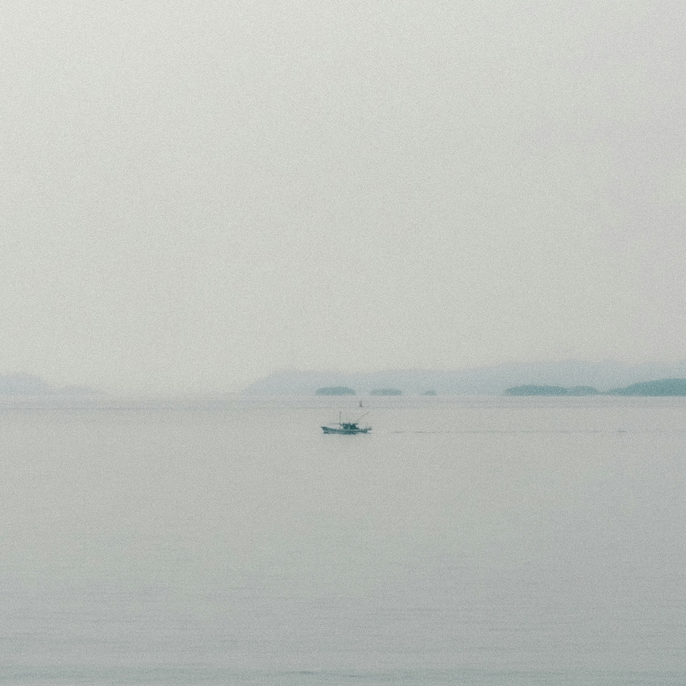 霧中的湖面與遠處船隻