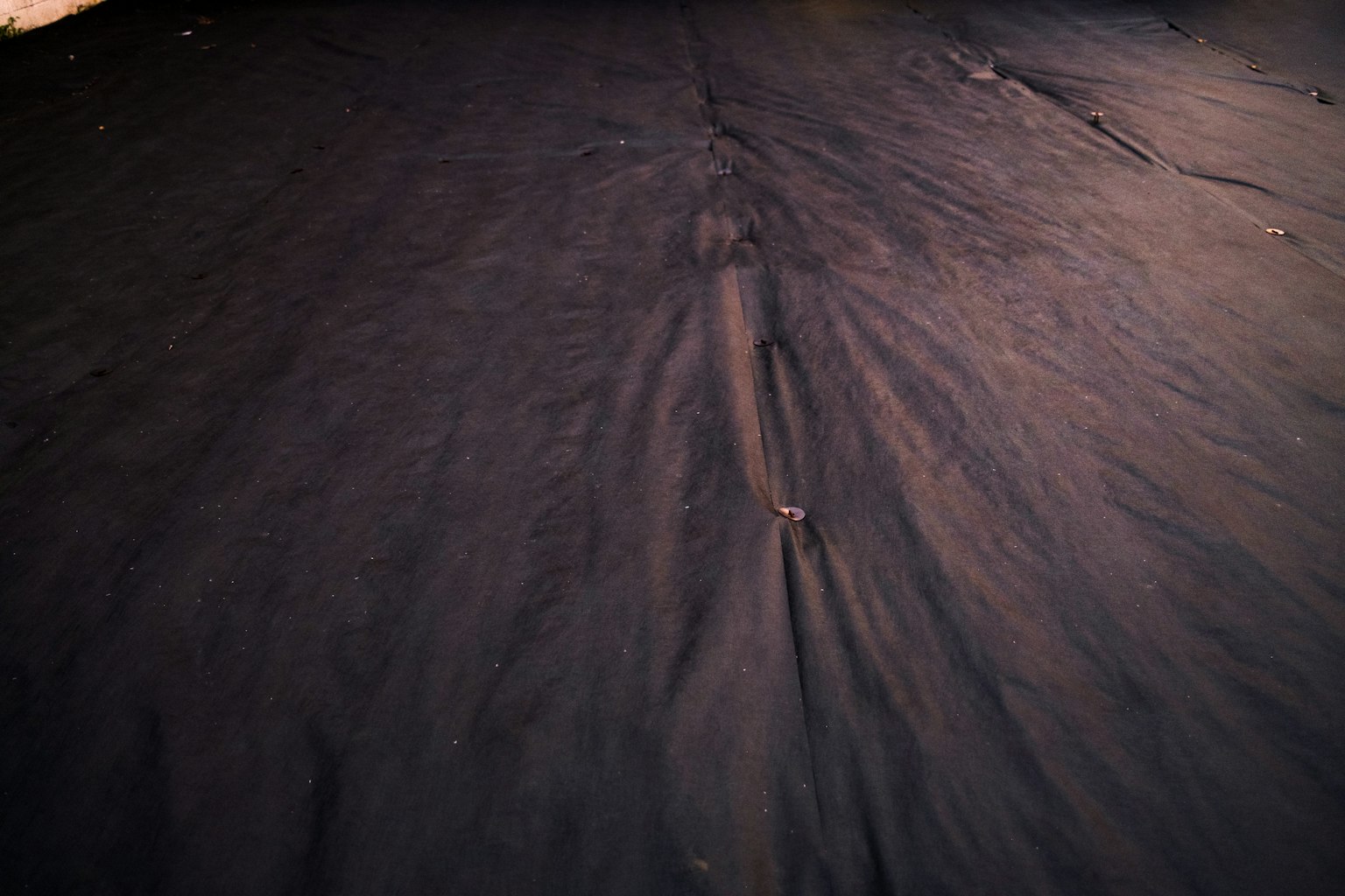 Immagine che mostra pieghe in un tessuto nero