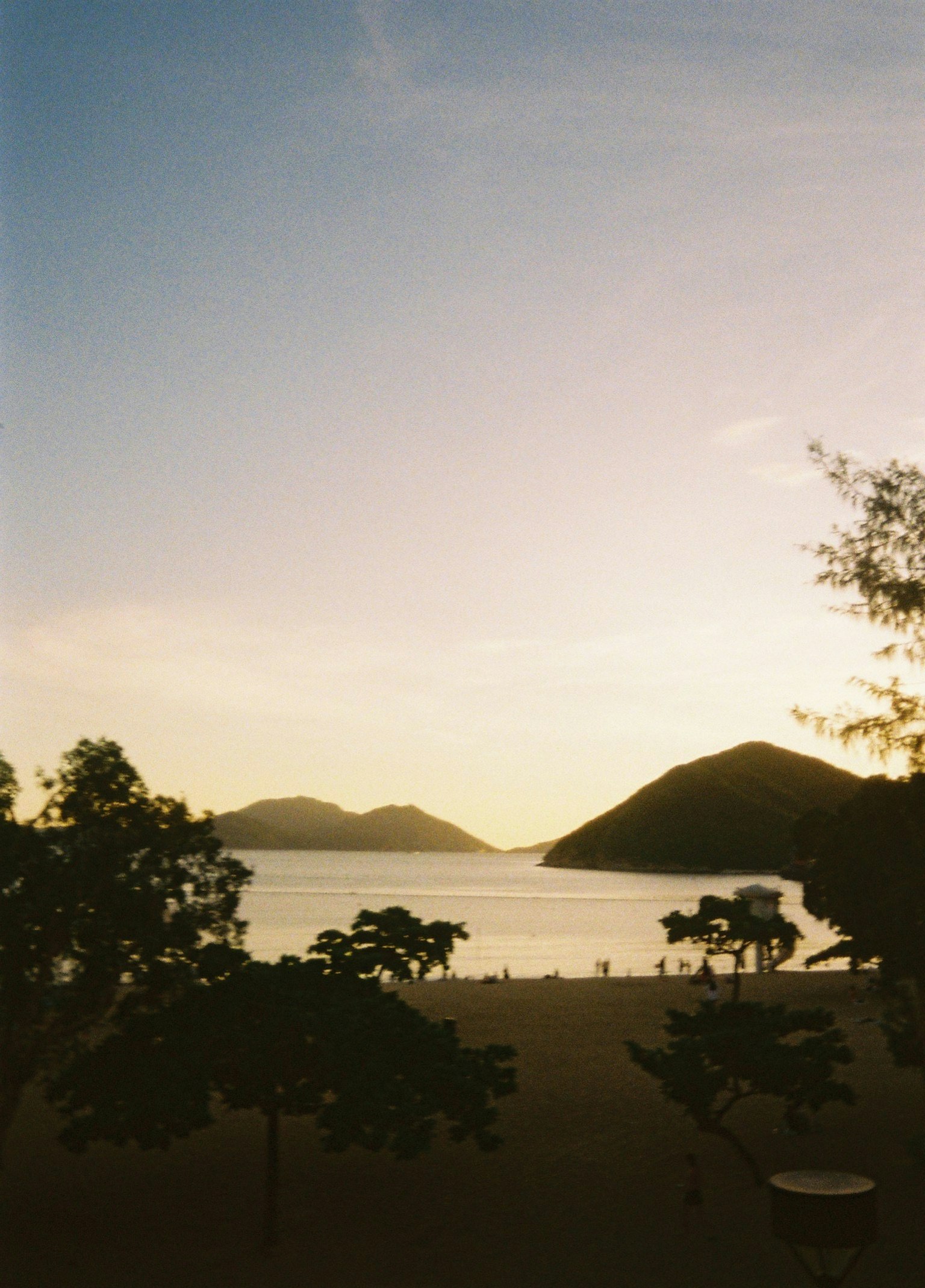 海と山の美しい夕焼けの風景