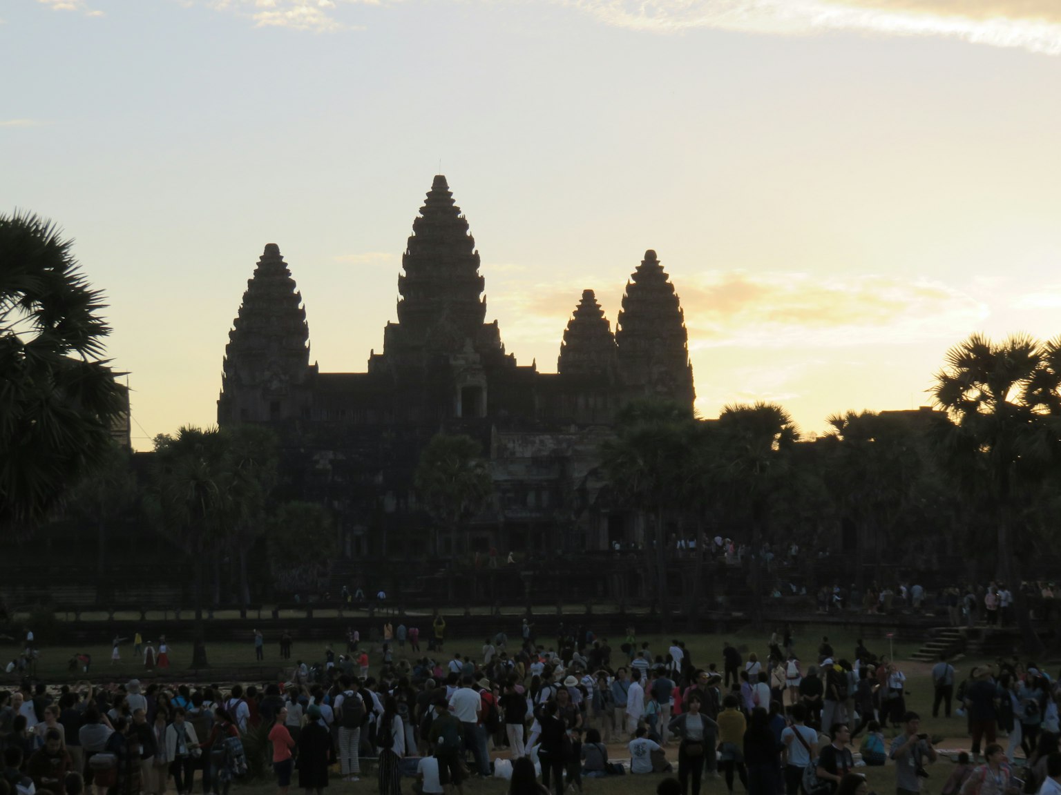 Silhouette di Angkor Wat al tramonto con turisti