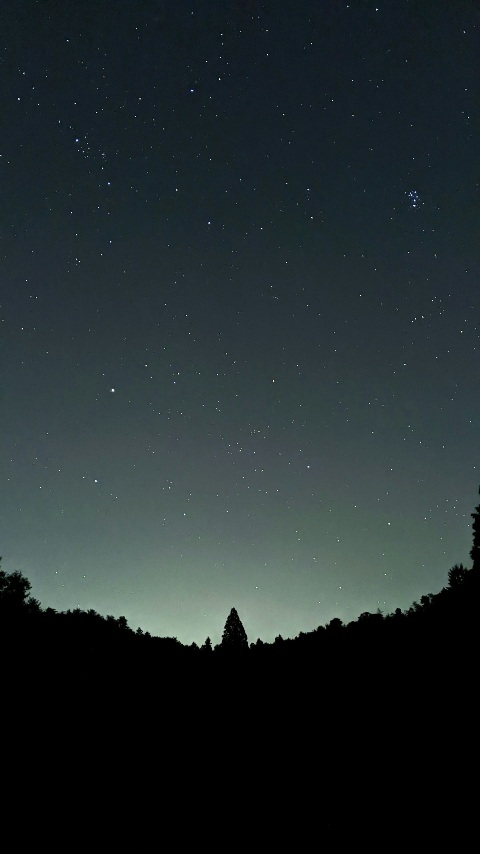 Cielo stellato con silhouette di montagne